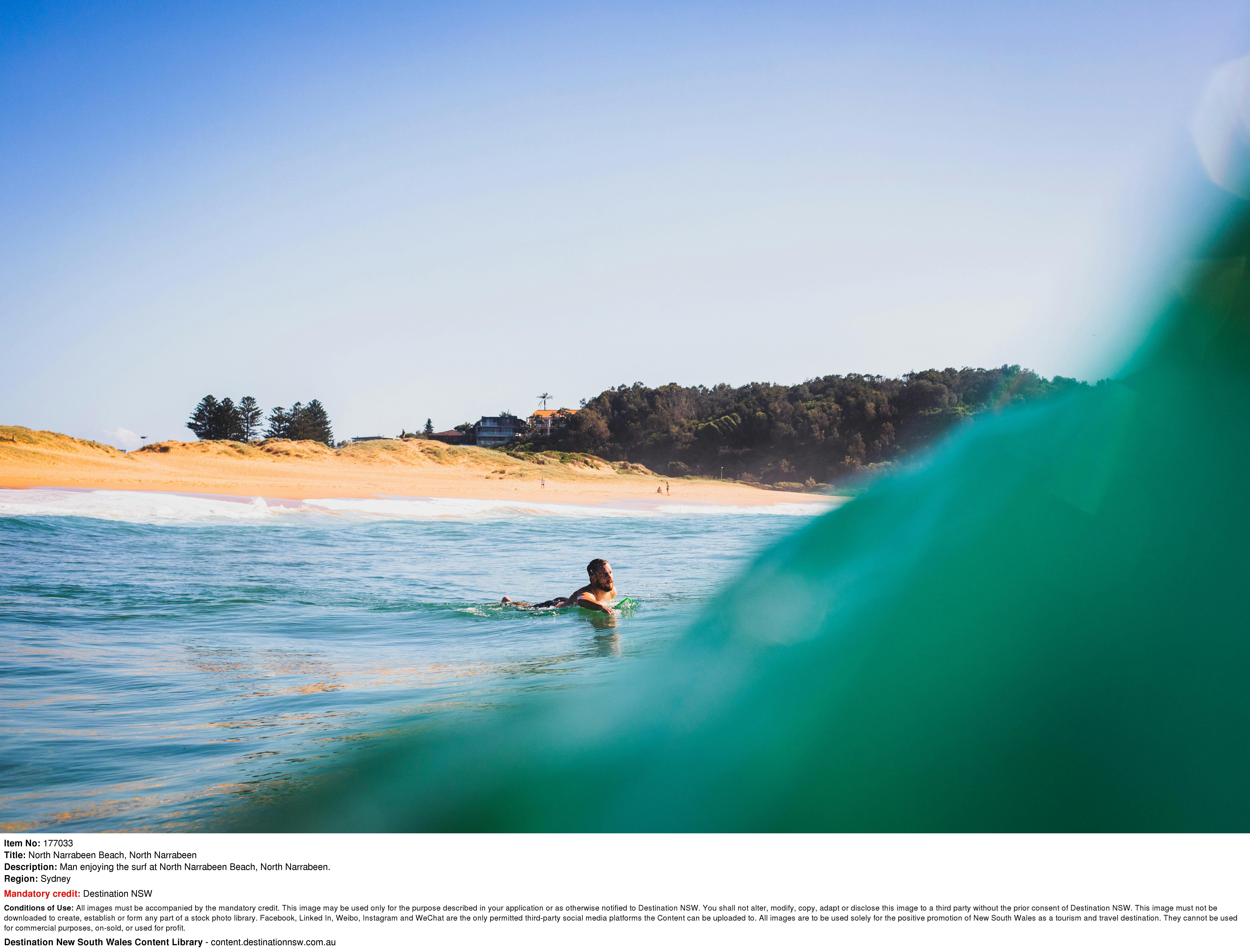 ナラビーンビーチでのサーフィン