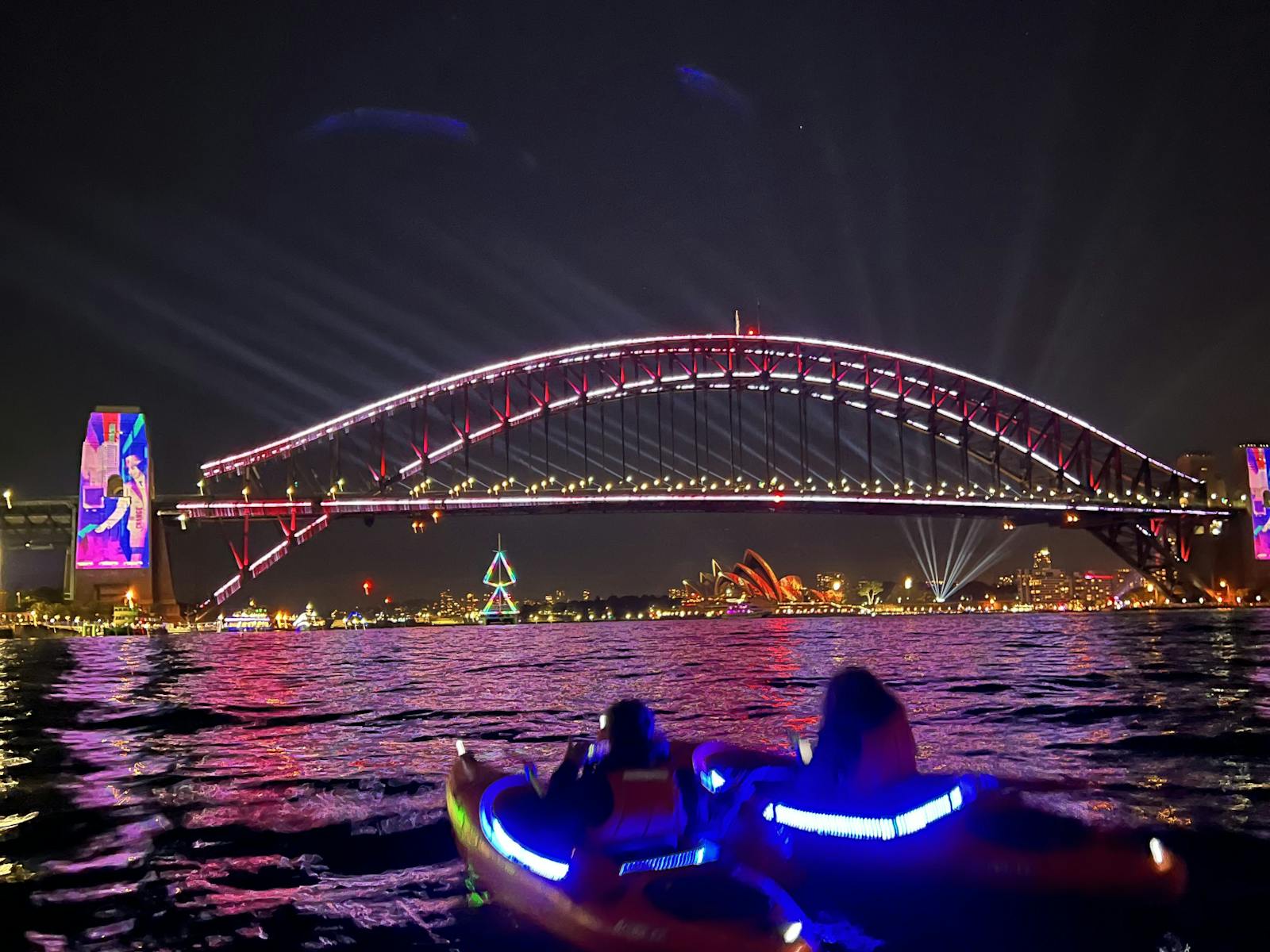 B を眺めているカヤッカーのカップル