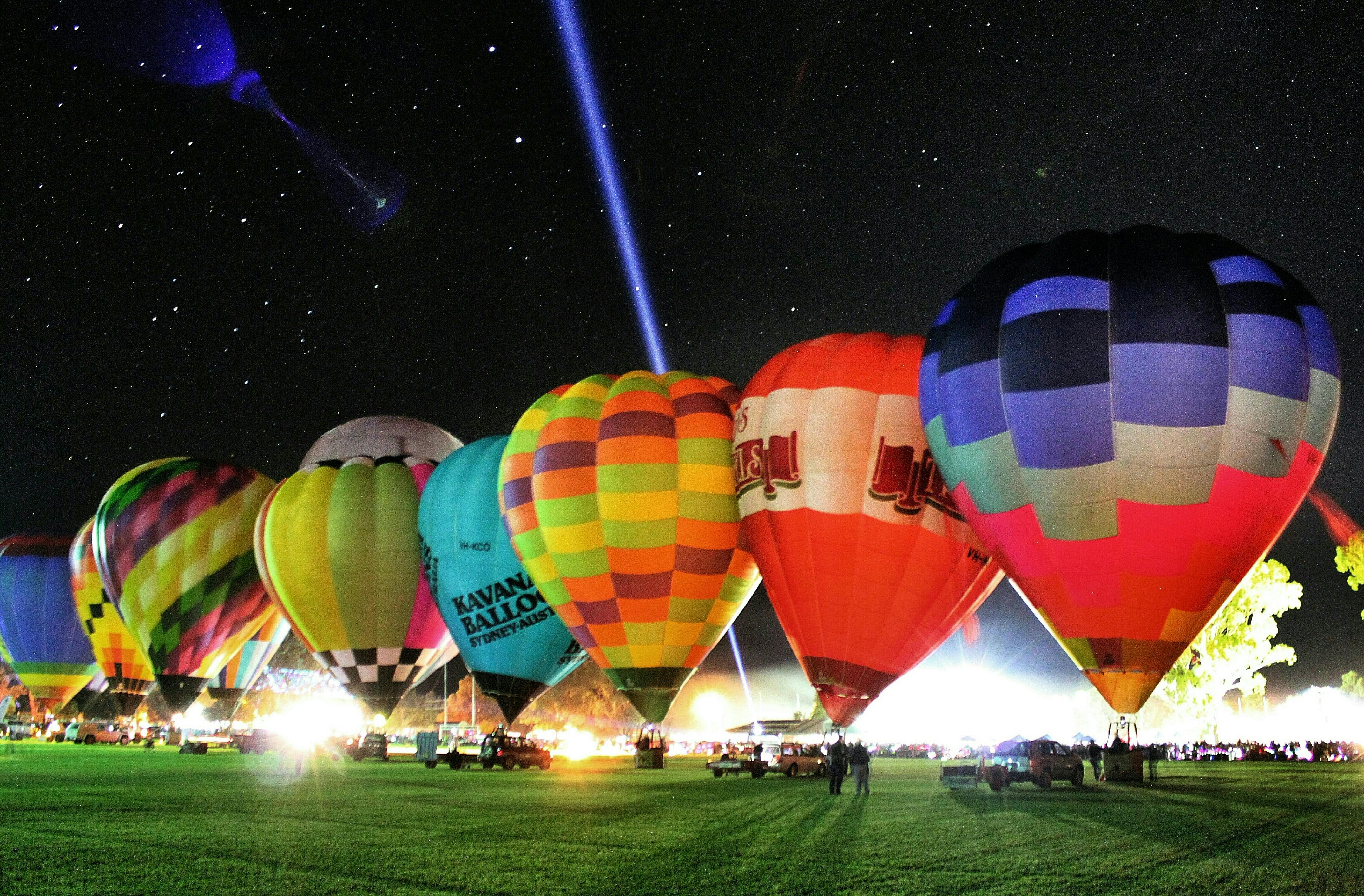 Night time balloon spectacle in Canowindra