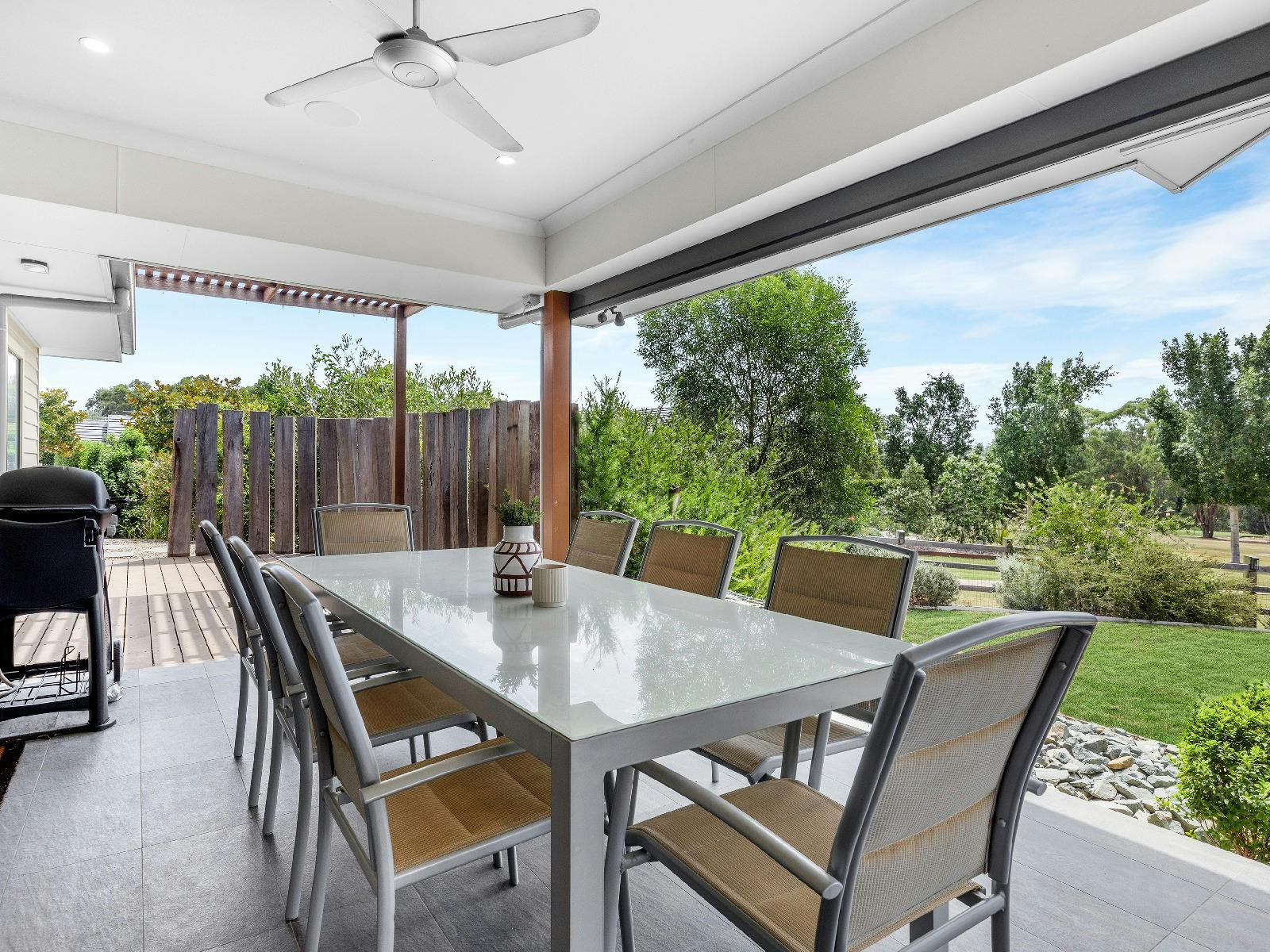 Wombat Lodge outdoor dining area