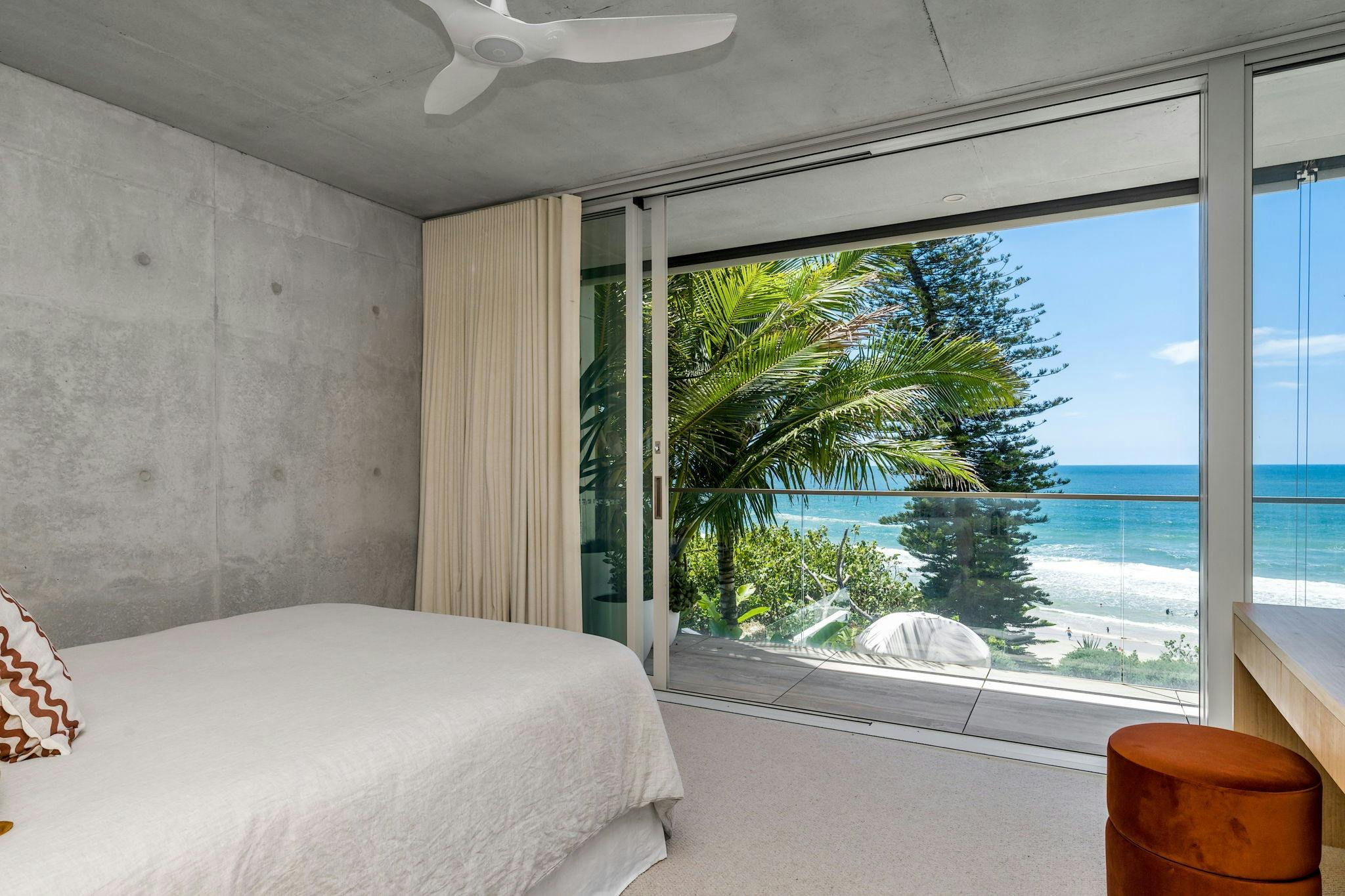 舒適的臥室配有加大雙人床、柔軟的床單和自然光線充足的大窗戶