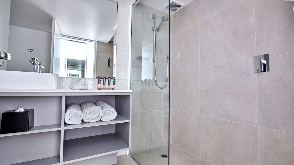 Deluxe Room Bathroom