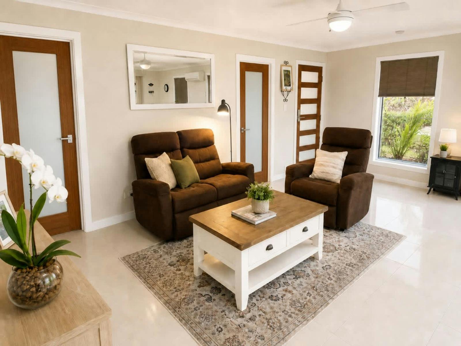 Spacious Living Area to the KItchen