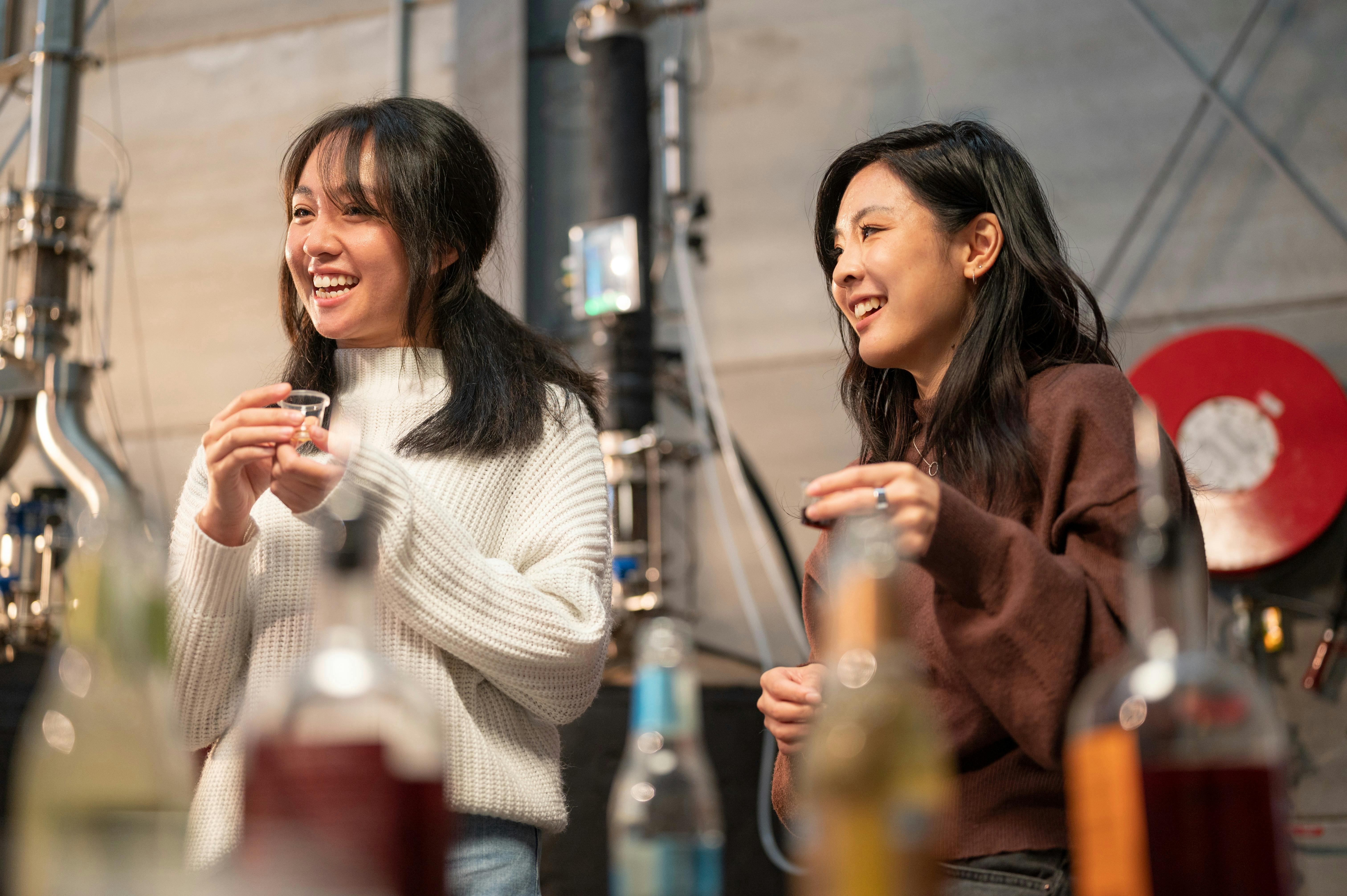 デイブズツアーでジンを味わう女の子たち