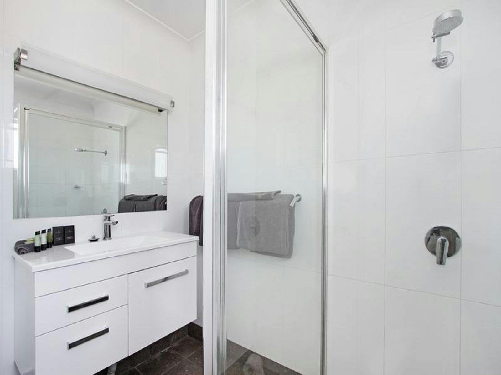 Deluxe-Queen-Suites Bathroom