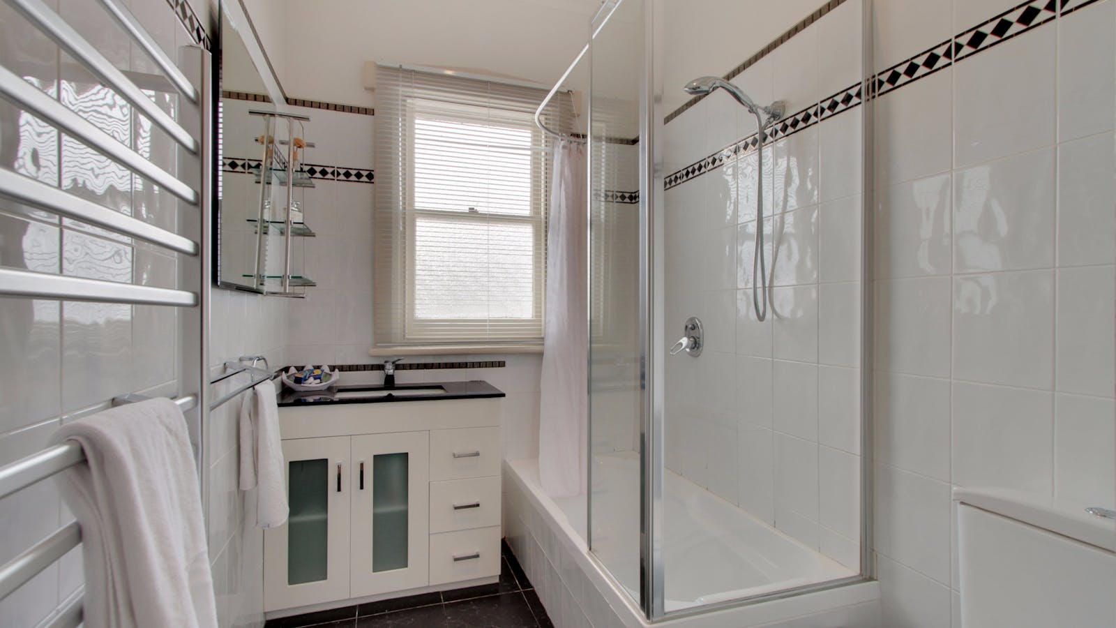 Central contemporary bathroom