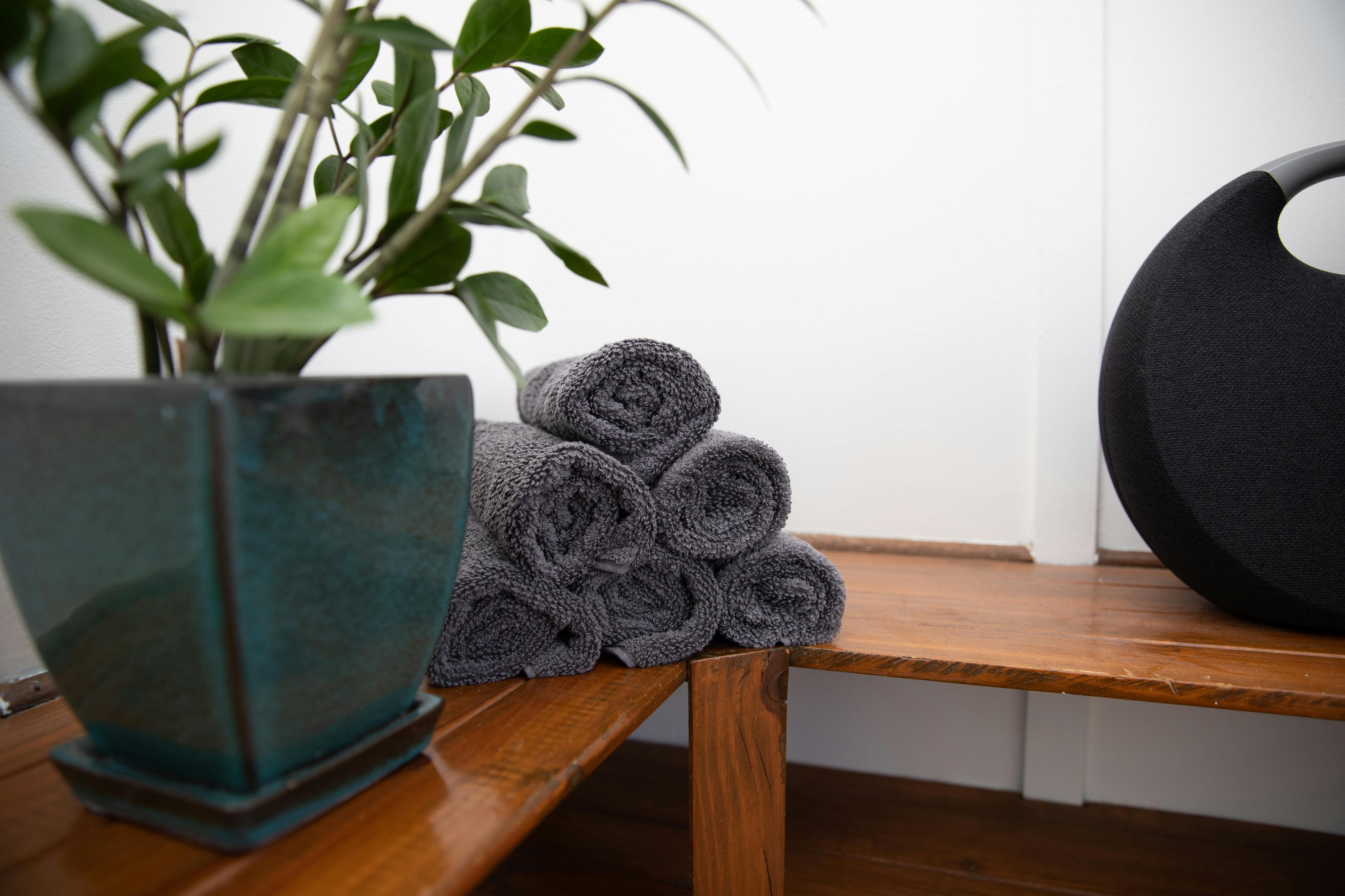 마사지 치료실에 놓인 롤 타월과 화분