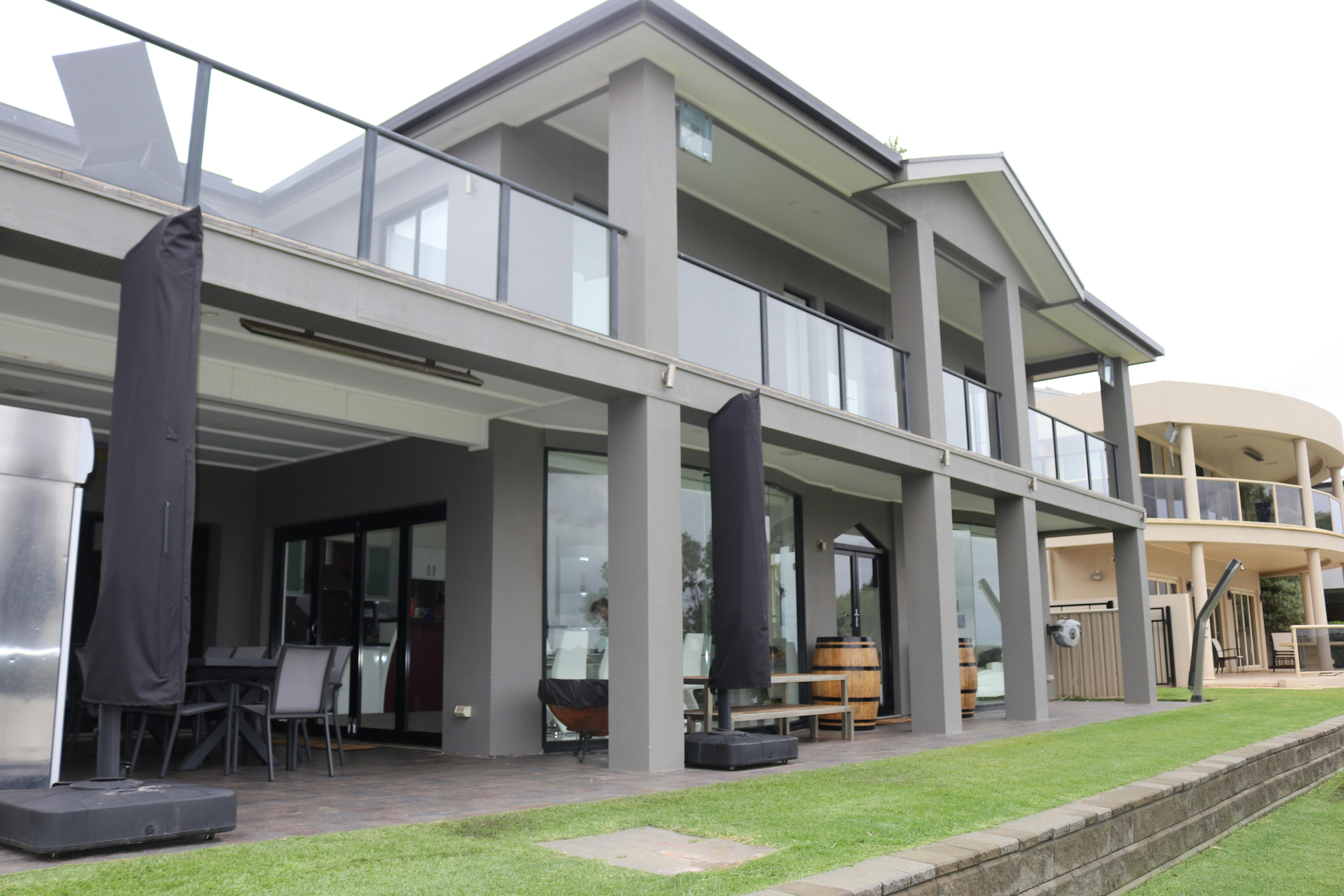 Stunning accommodation with sweeping lawns to the river and the shared private pontoon 10 Guests