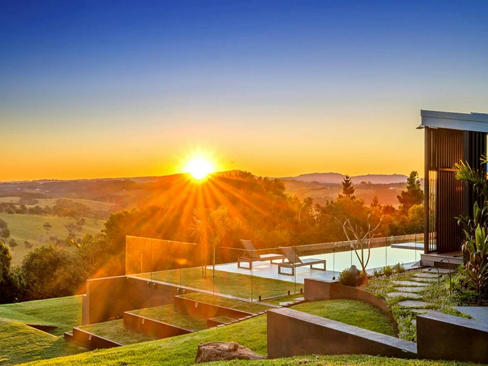 아름다운 수영장과 일몰을 감상할 수 있는 산