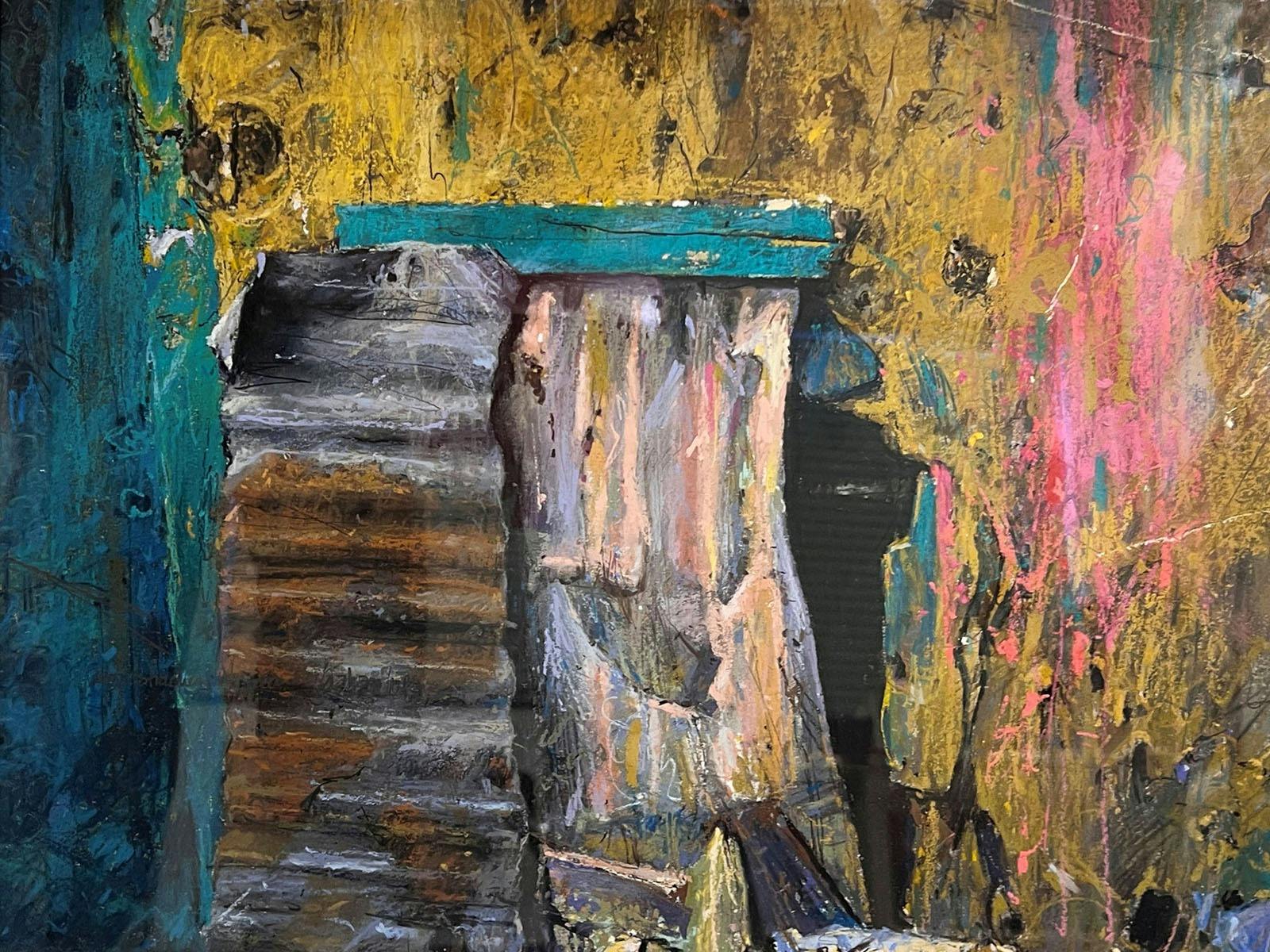 오래된 문과 골함석을 밝은 색채로 파스텔화한 작품입니다.