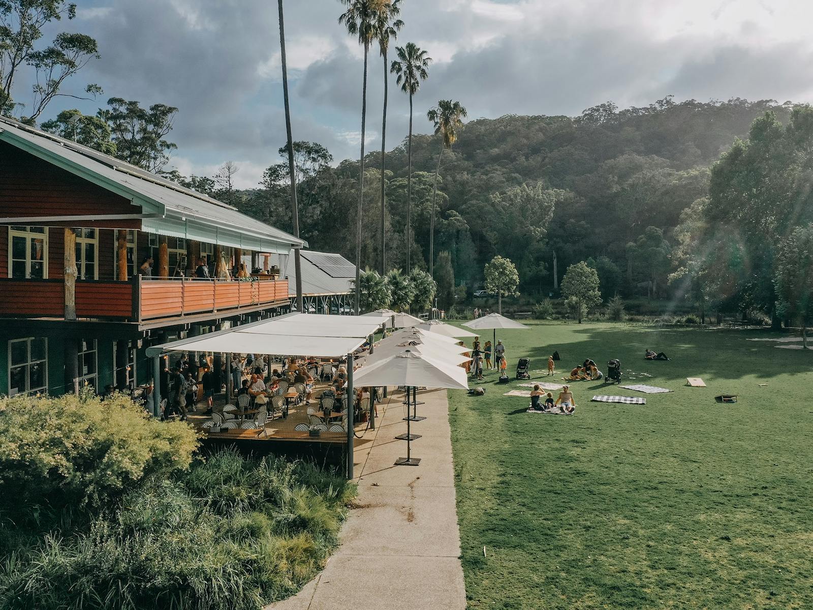 잔디밭에 있는 카페와 잔디밭이 내려다보이는 댄스홀 베란다