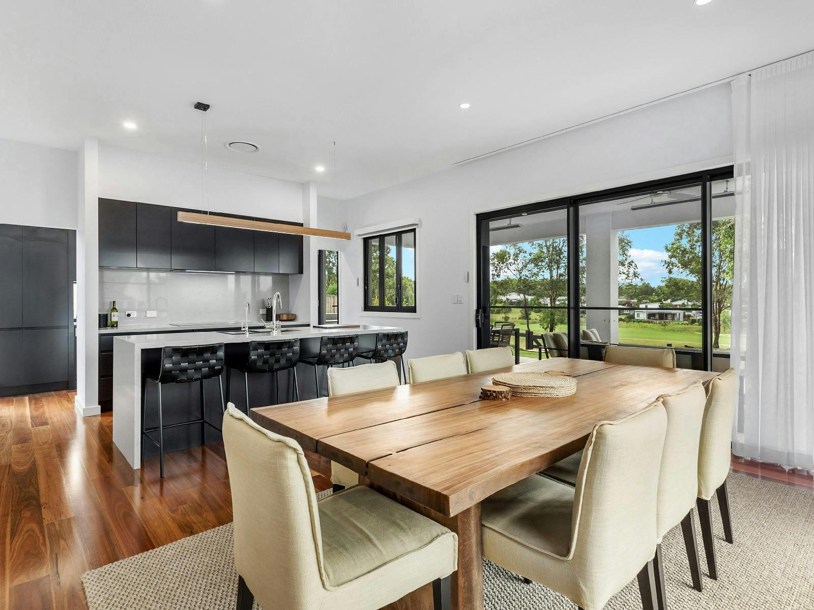 Villa Tallawanta dining and kitchen area