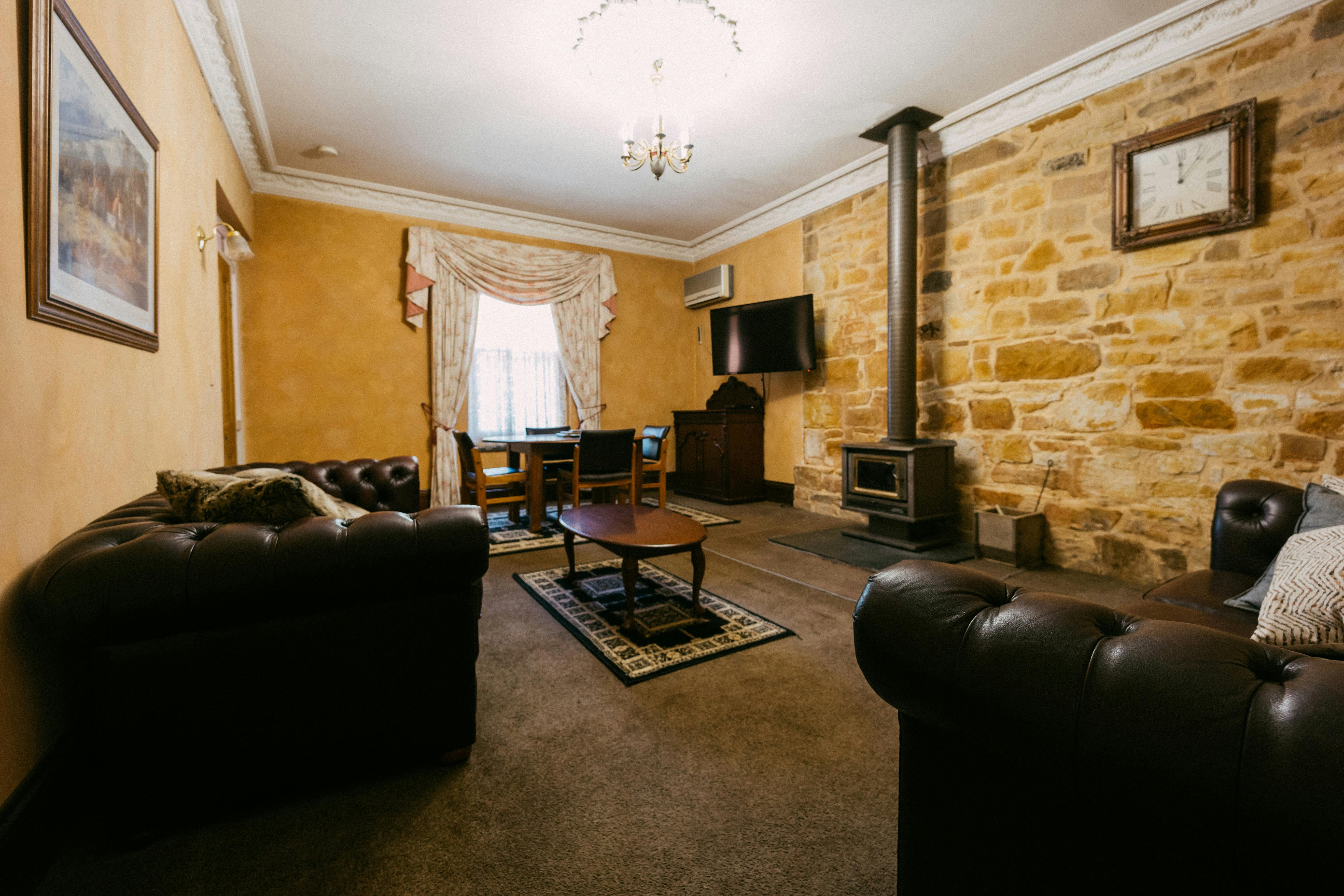 Mintaro Hideaway - Jollys Rest Lounge Room