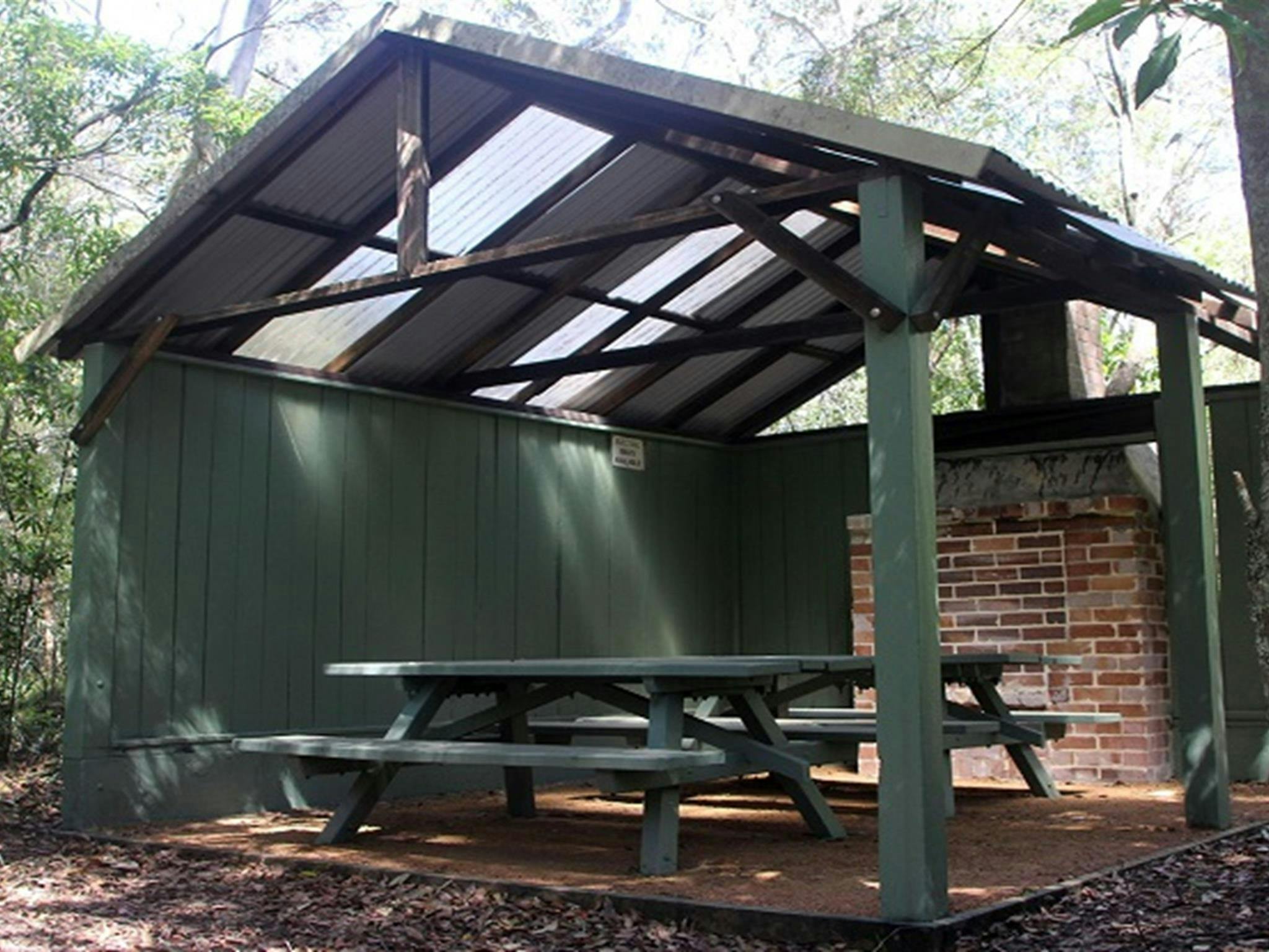 菲茨罗伊瀑布河畔野餐小屋，莫顿国家公园。照片：Geoffrey Saunders © DPIE