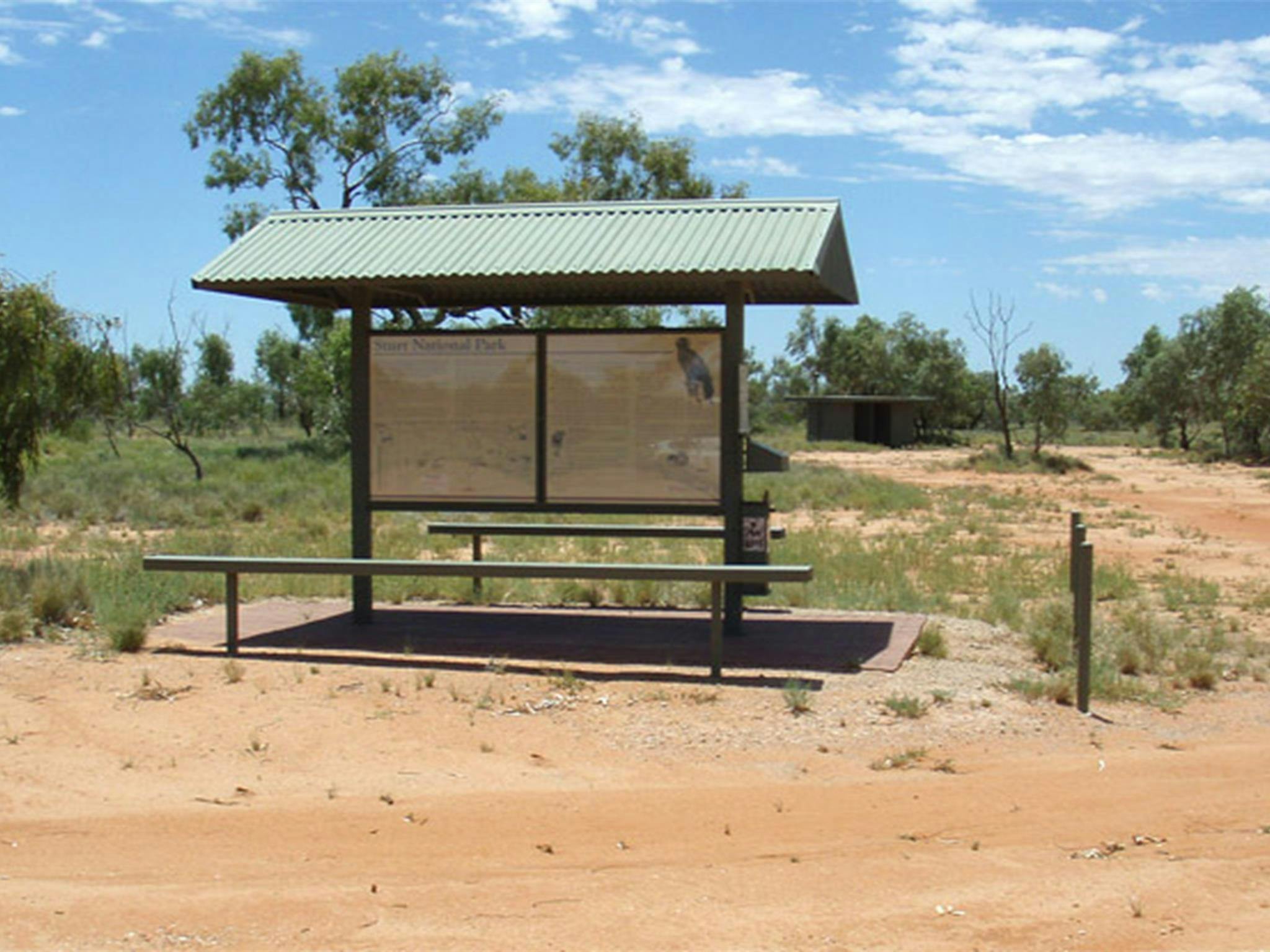 Picknicktische und der rote Sand des Campingplatzes Fort Grey. Foto: OEH