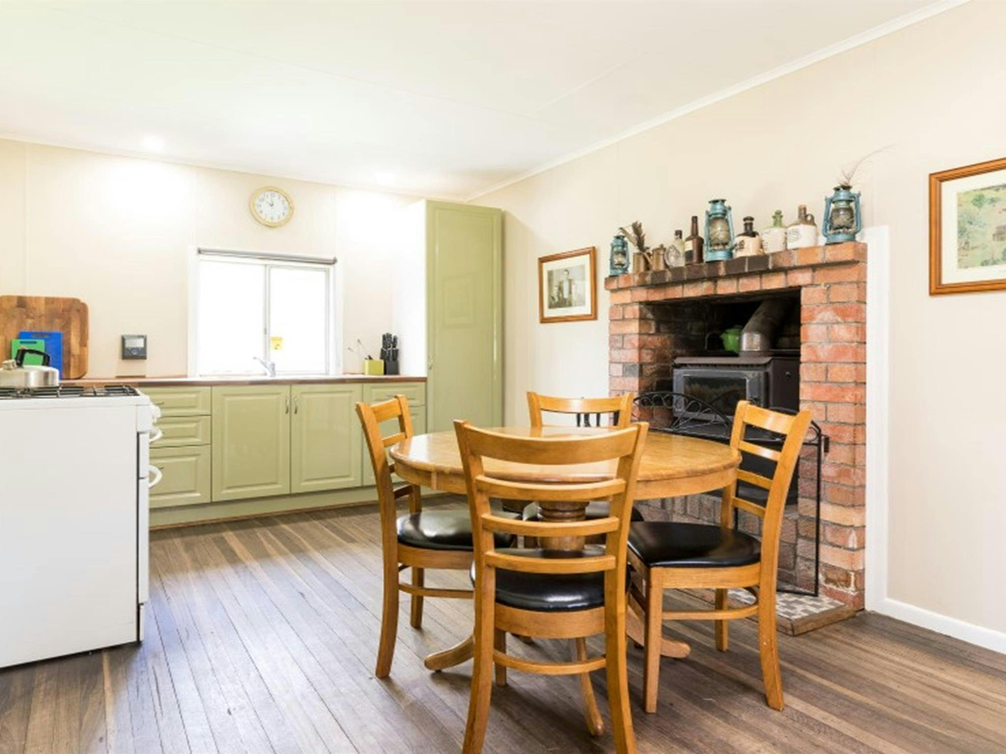 沃什普爾國家公園四牛小屋的餐桌和廚房。照片版權所有：DPE