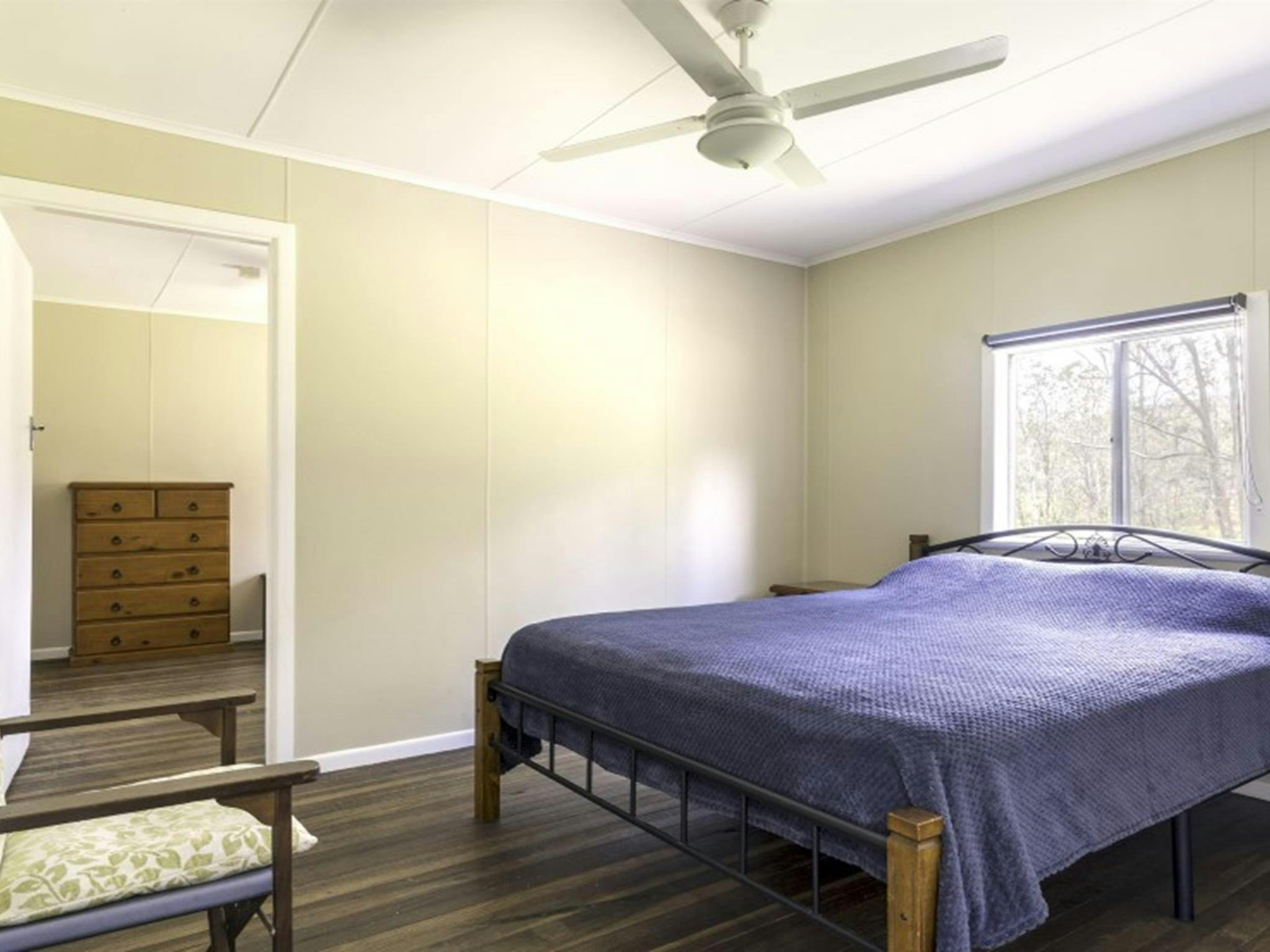 沃什普爾國家公園四牛小屋的一間臥室，配有一張雙人床。照片版權歸DPE所有。