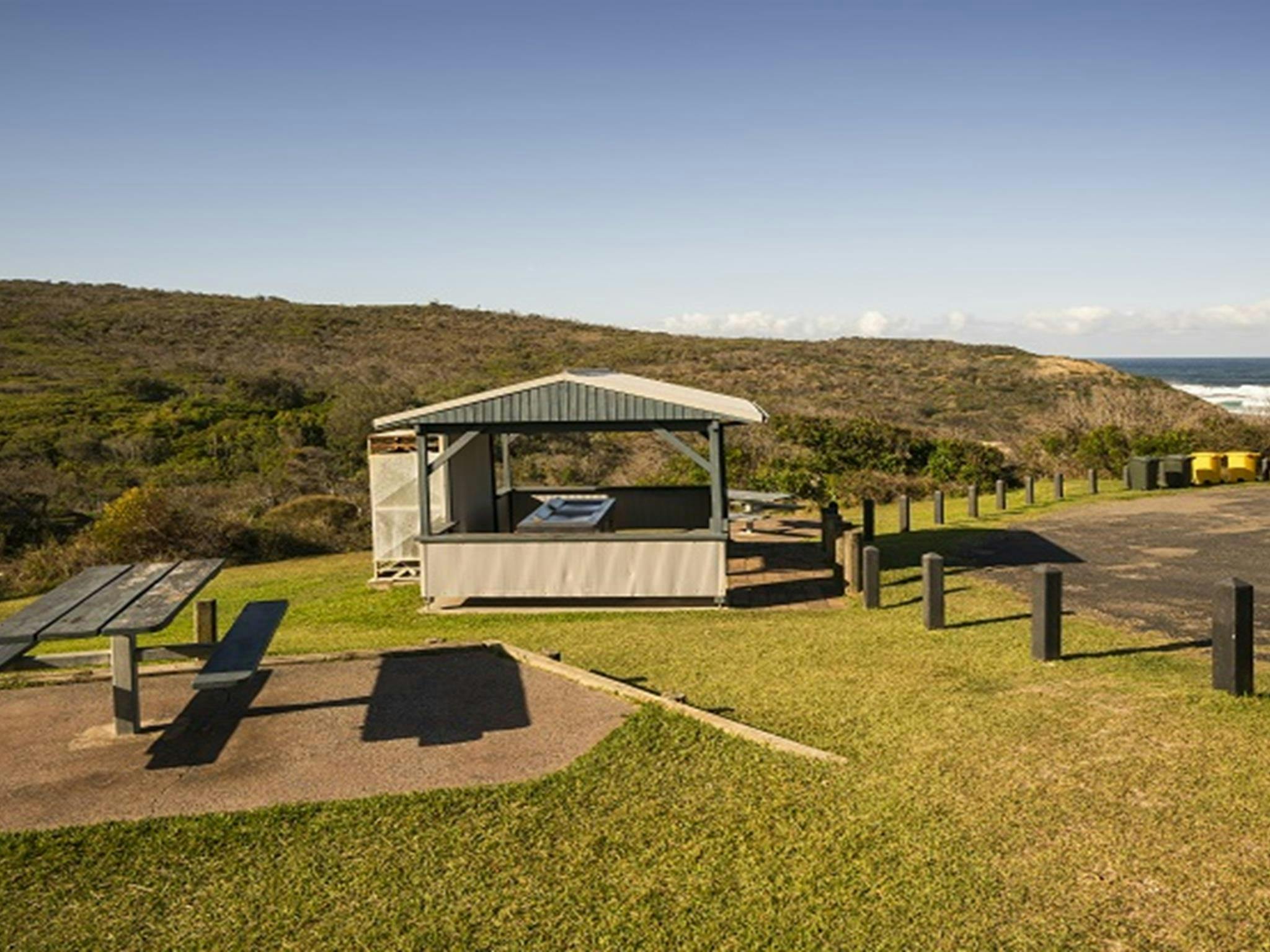 Grillplatz und Picknicktische auf dem Frazer-Campingplatz im Munmorah State Conservation Area. Foto: John