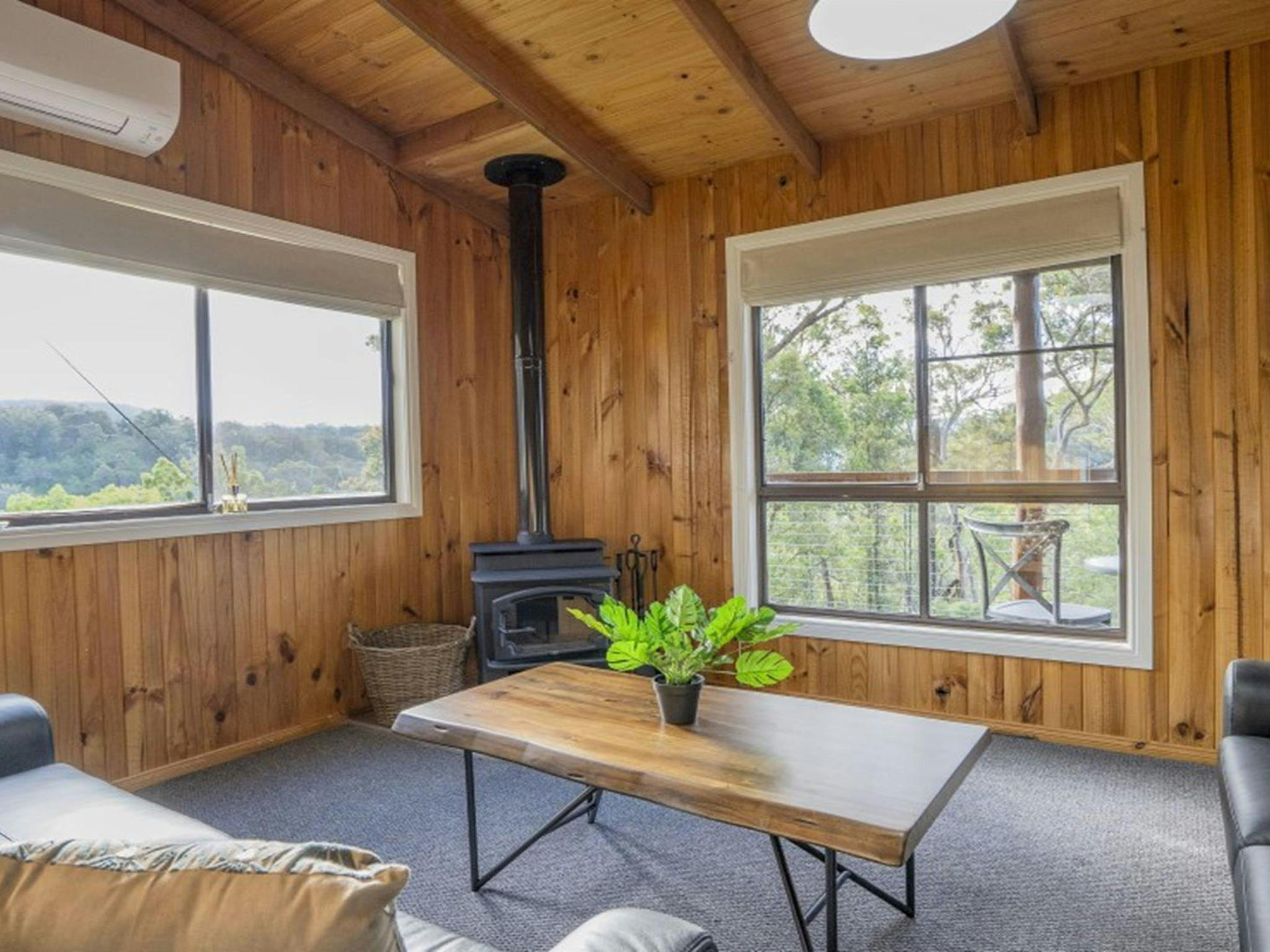 벽난로와 역사이클 에어컨이 있는 갈롱 캐빈의 라운지 룸. 사진: 시몬