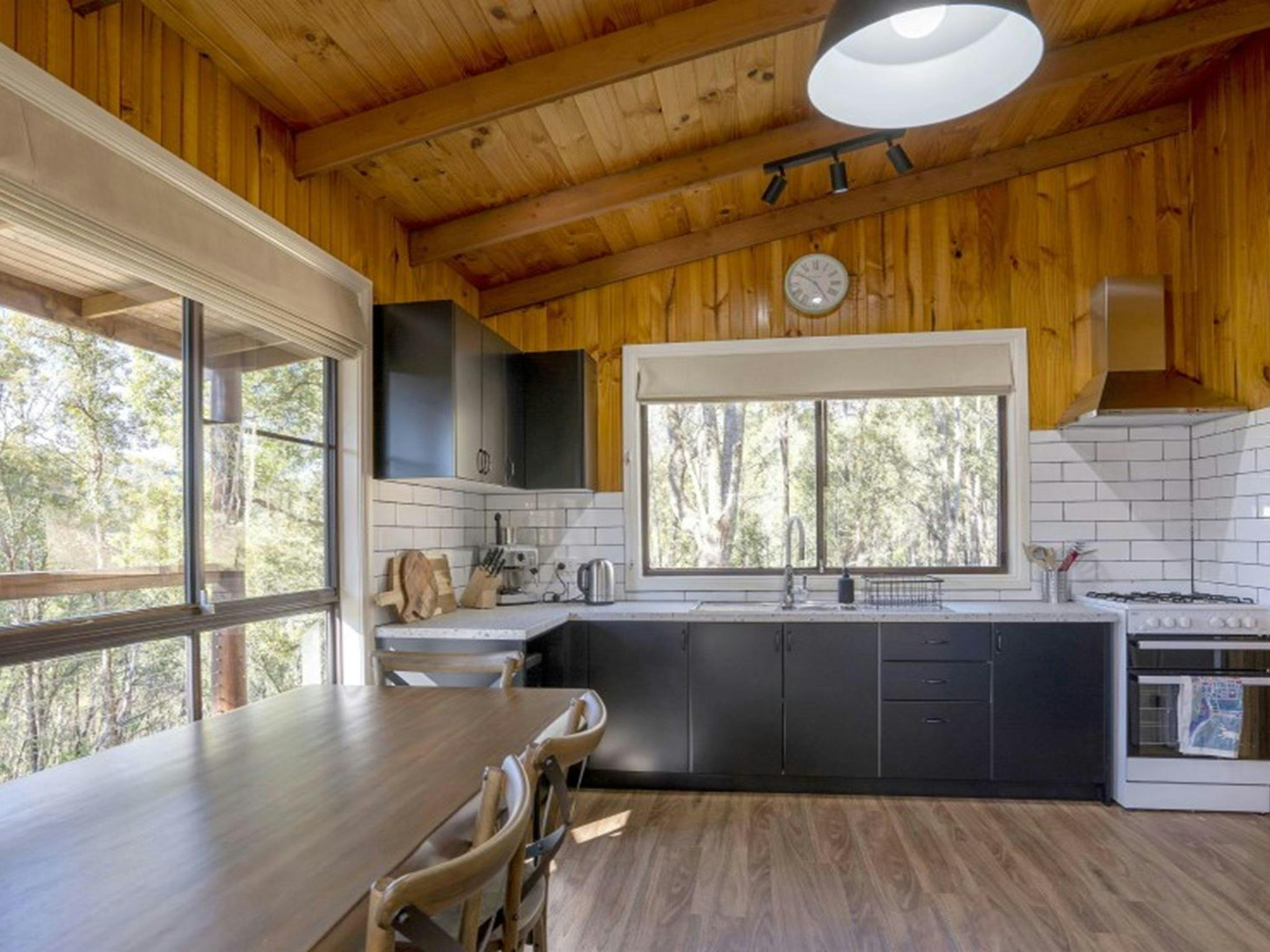 Galong 캐빈의 완비된 주방과 식탁. 사진: Simone Cottrell &copy; DPIE