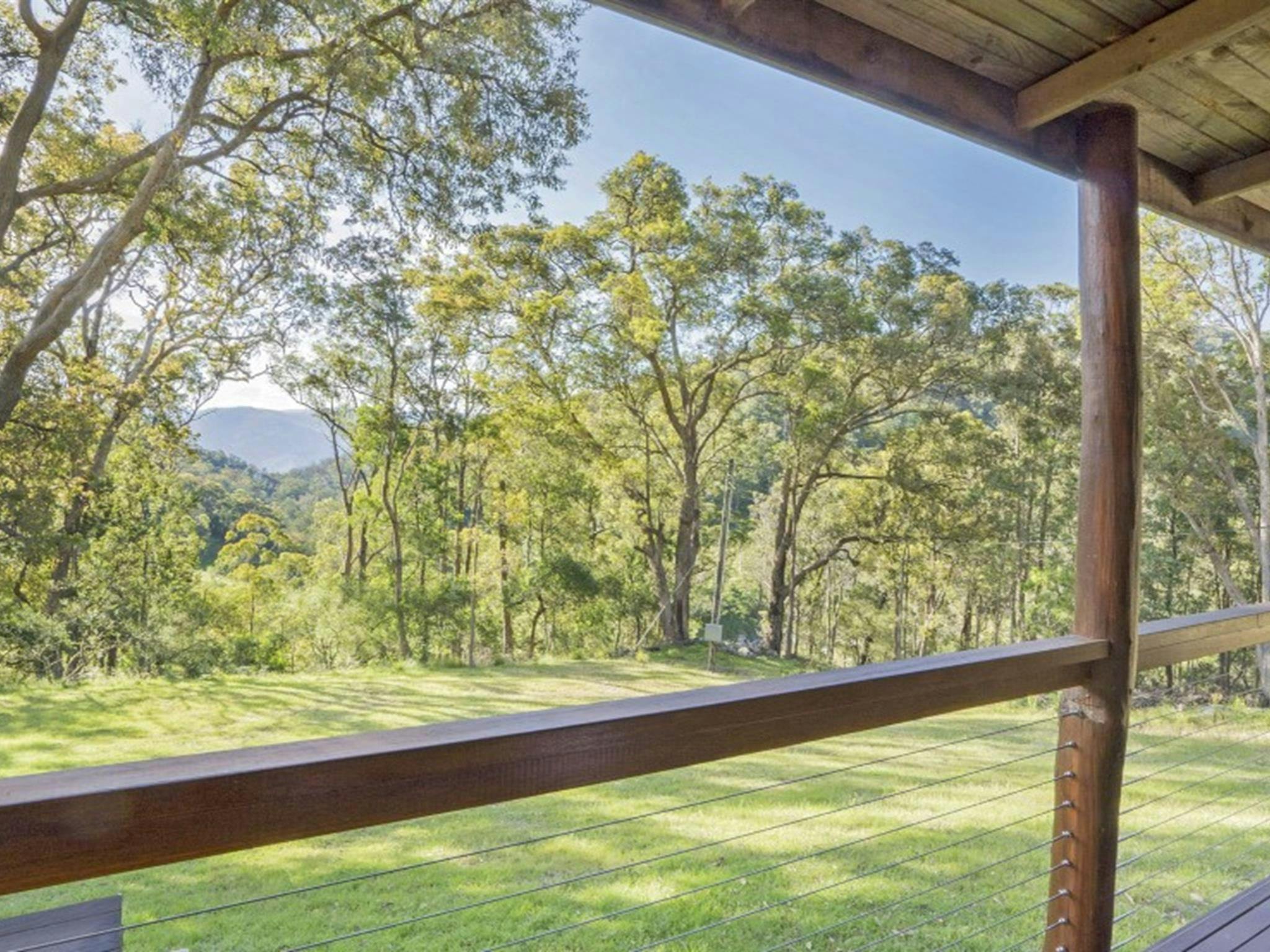 Der Blick von der Veranda der Galong-Hütten über das Megalong-Tal im Blue Mountains Nationalpark