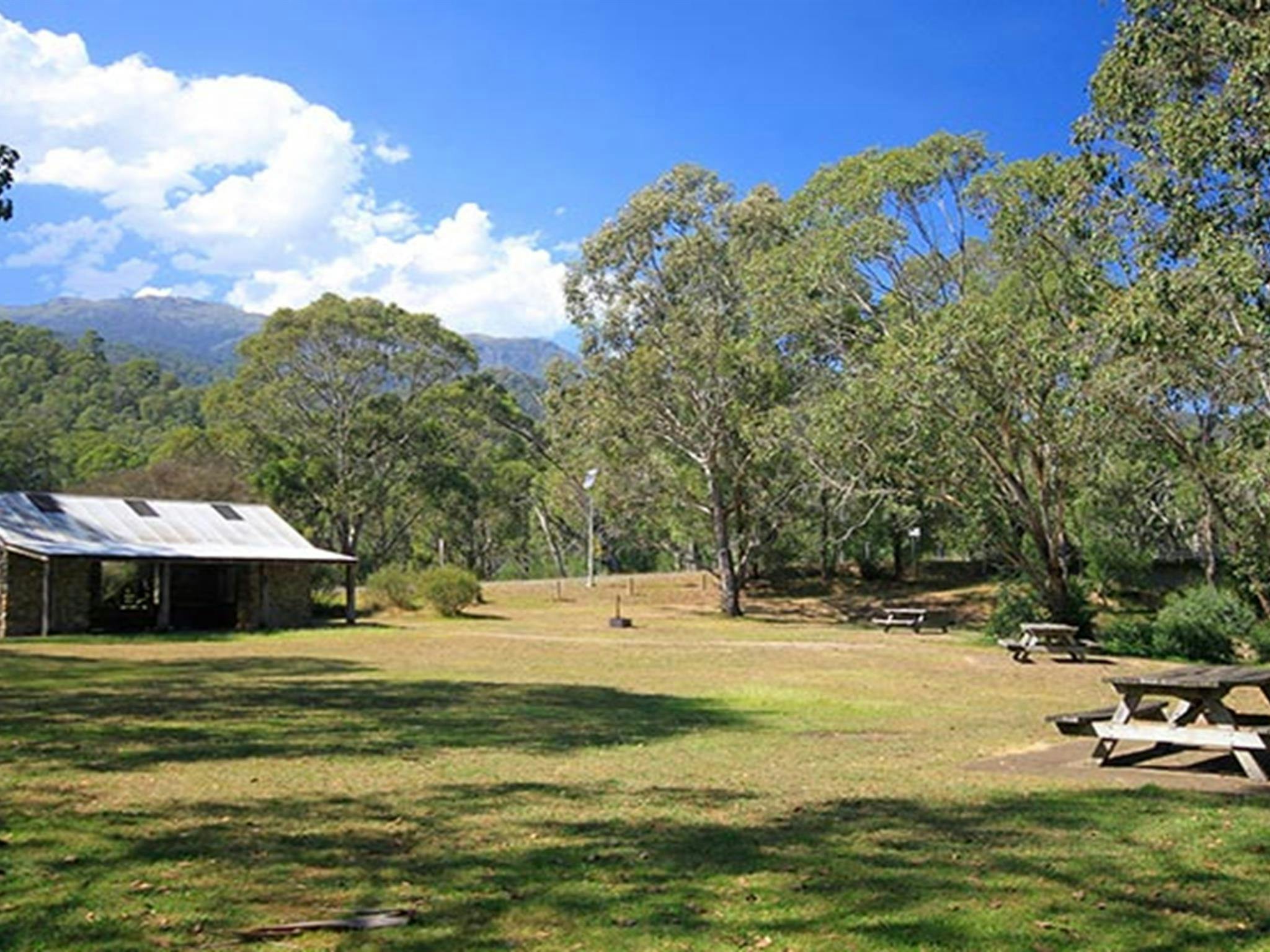 Steinerner Picknickpavillon im Picknickbereich und Campingplatz Geehi Flats, Kosciuszko-Nationalpark. Foto: