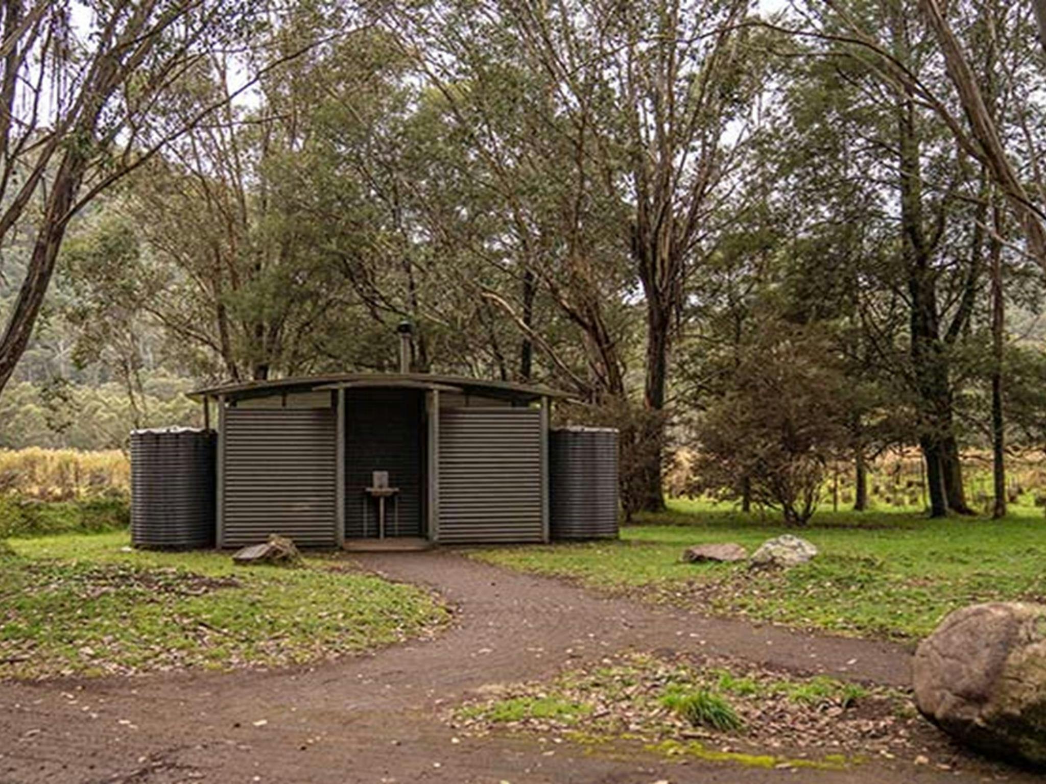 Ein gepflasterter Weg führt zu den Toilettenanlagen auf dem Campingplatz Geehi Flats im Kosciuszko-Nationalpark. Foto: