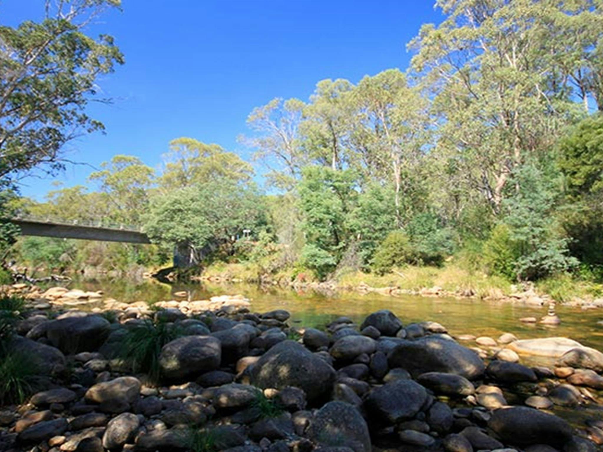 Eine Brücke überspannt den Swampy Plain River im Kosciuszko-Nationalpark. Foto: Elinor Sheargold/OEH