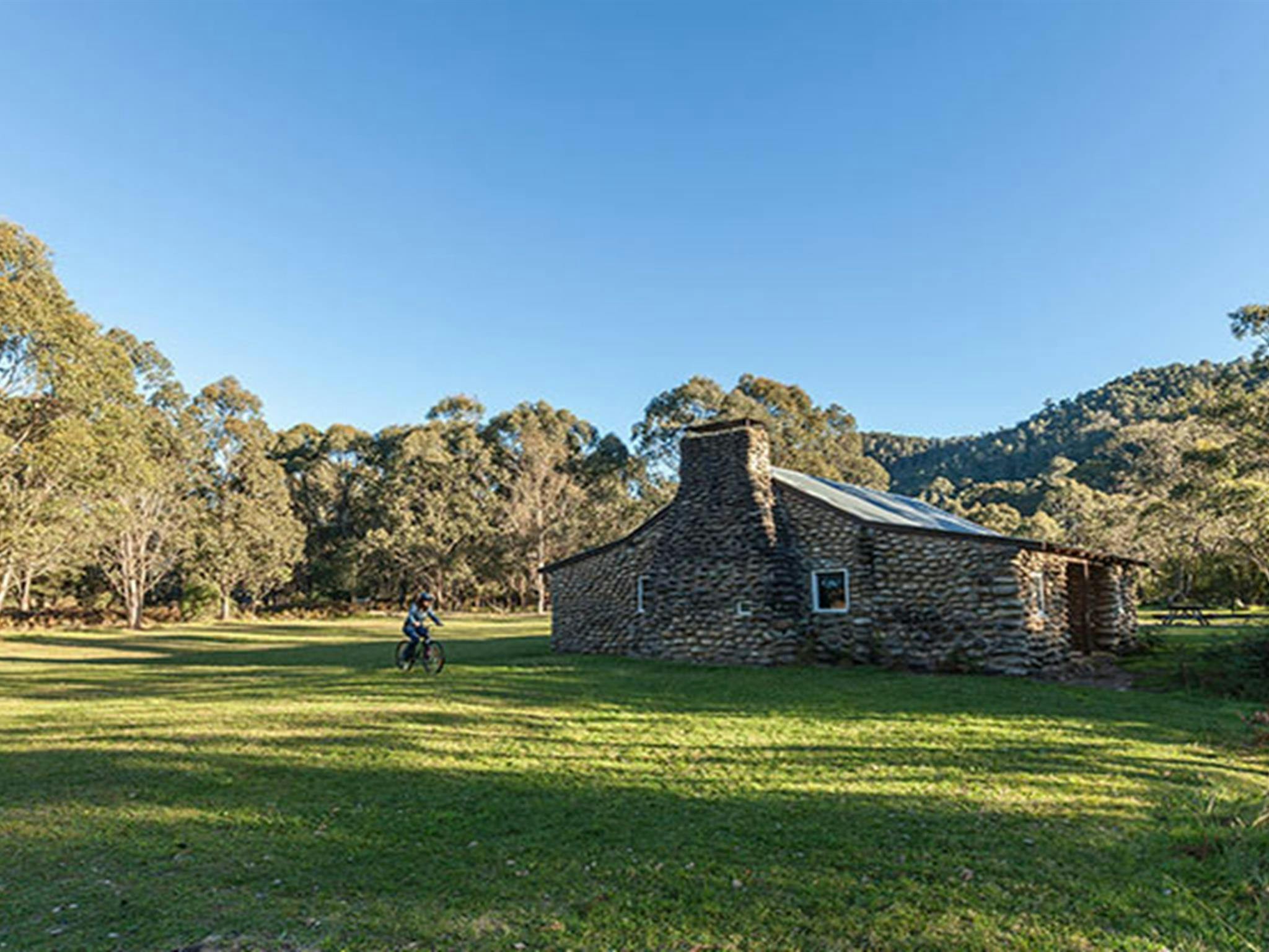 Ein Radfahrer fährt an der Geehi-Hütte im Kosciuszko-Nationalpark vorbei. Foto: Murray Vanderveer/OEH