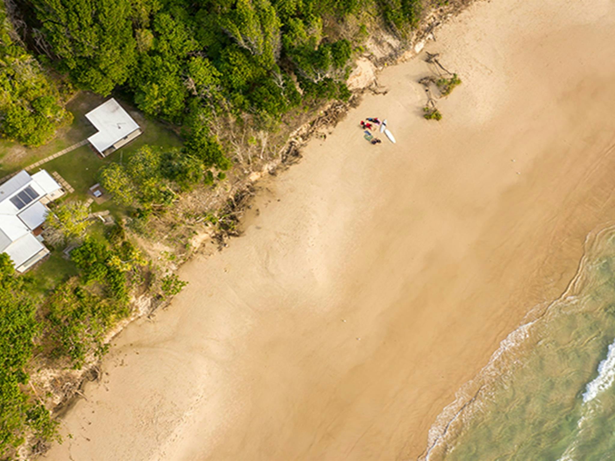 Luftaufnahme von Partridge Cottage und Geoffs Schuppen am Strand von Byron Bay. Foto: DPIE/John Spencer