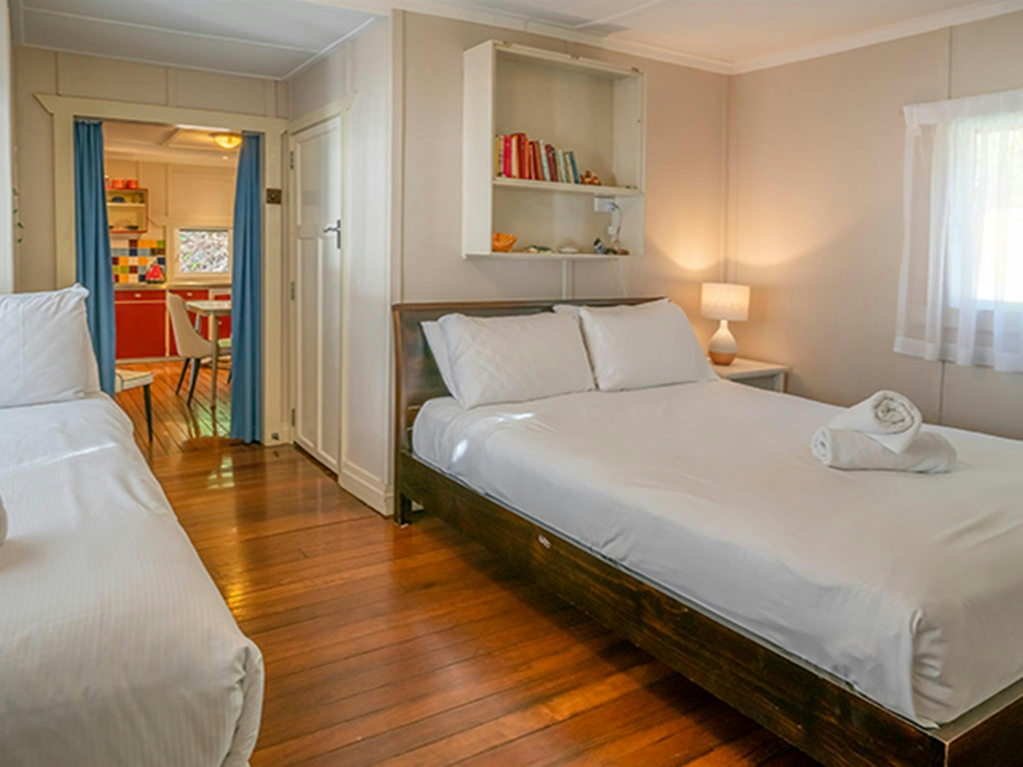 Zweites Schlafzimmer mit 2 Betten im Partridge Cottage, Byron Bay. Foto: DPIE/John Spencer