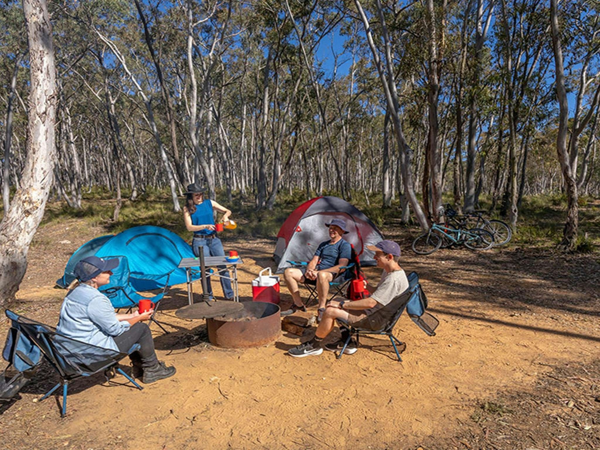 글렌도라 캠프장에서 텐트 캠핑을 하는 단체 사람들. 사진 제공: John Spencer/DCCEEW © DCCEEW