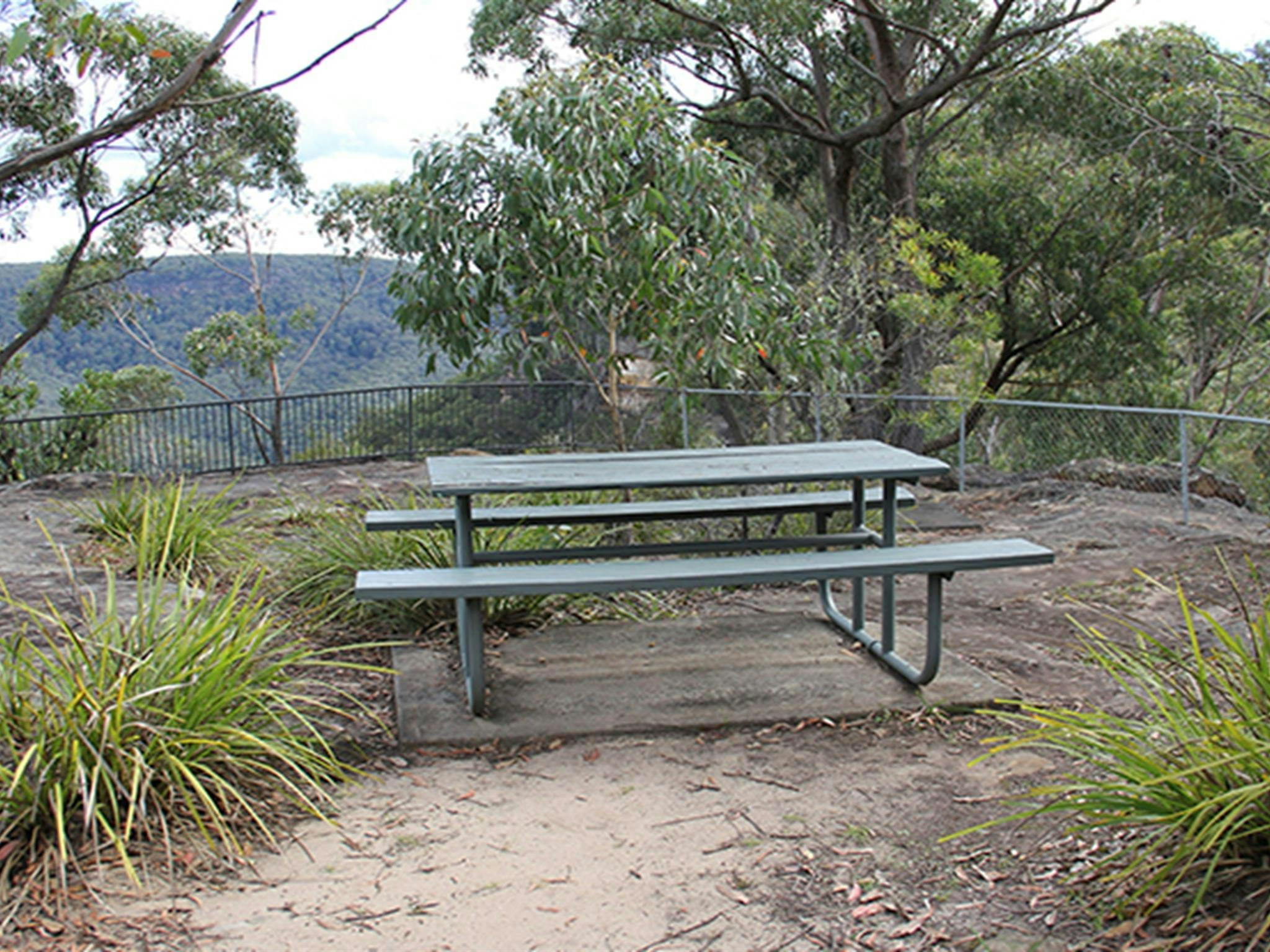 Picknicktisch am Aussichtspunkt Grand Canyon, inmitten von Buschland mit Blick ins Tal. Foto: John Yurasek/OEH.