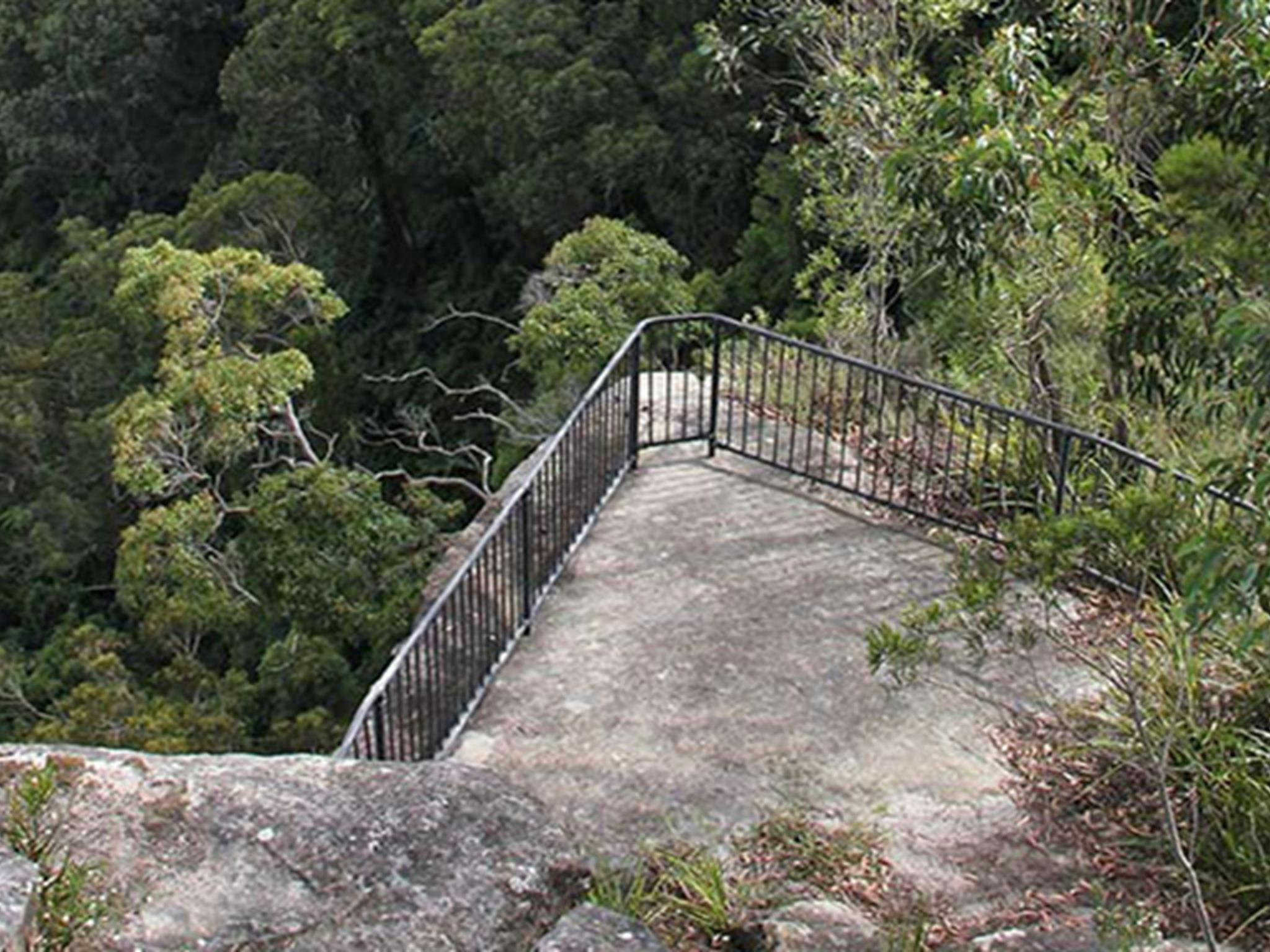 Blick von oben auf die Aussichtsplattform des Grand Canyon inmitten der Buschlandschaft. Foto: John Yurasek/OEH.