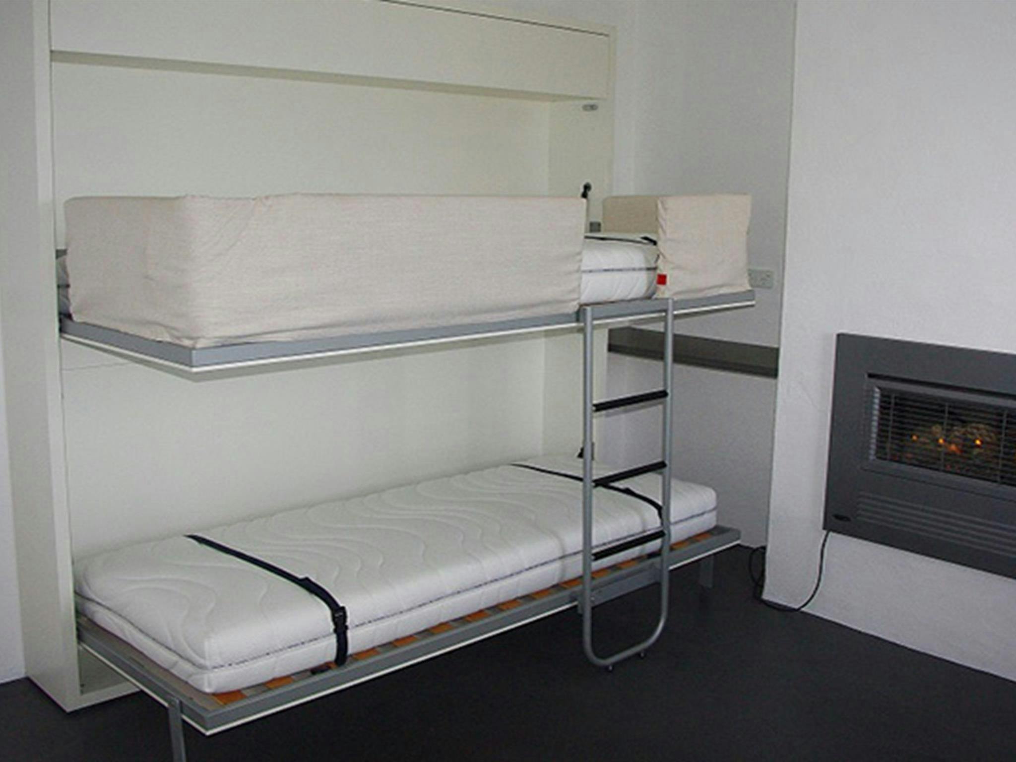 贝奥瓦国家公园电报站宿舍厨房区的双层床。照片：加里