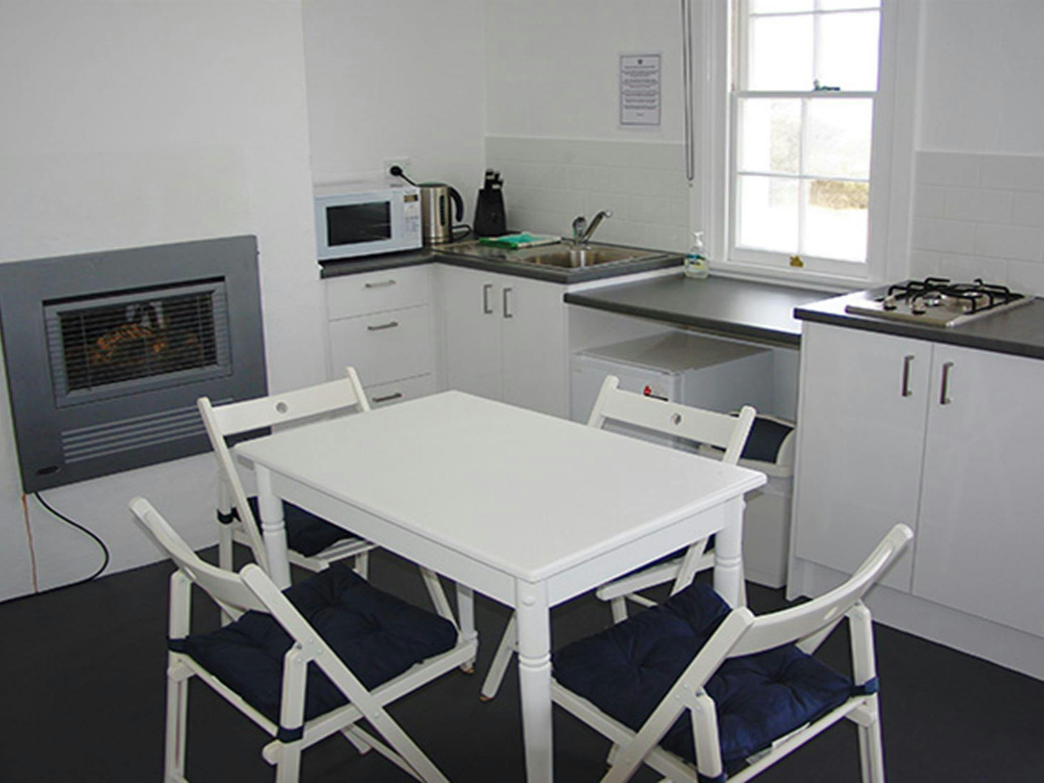 베오와 국립공원 텔레그래프 스테이션 숙소의 간이 주방. 사진: 게리 멀린저/OEH