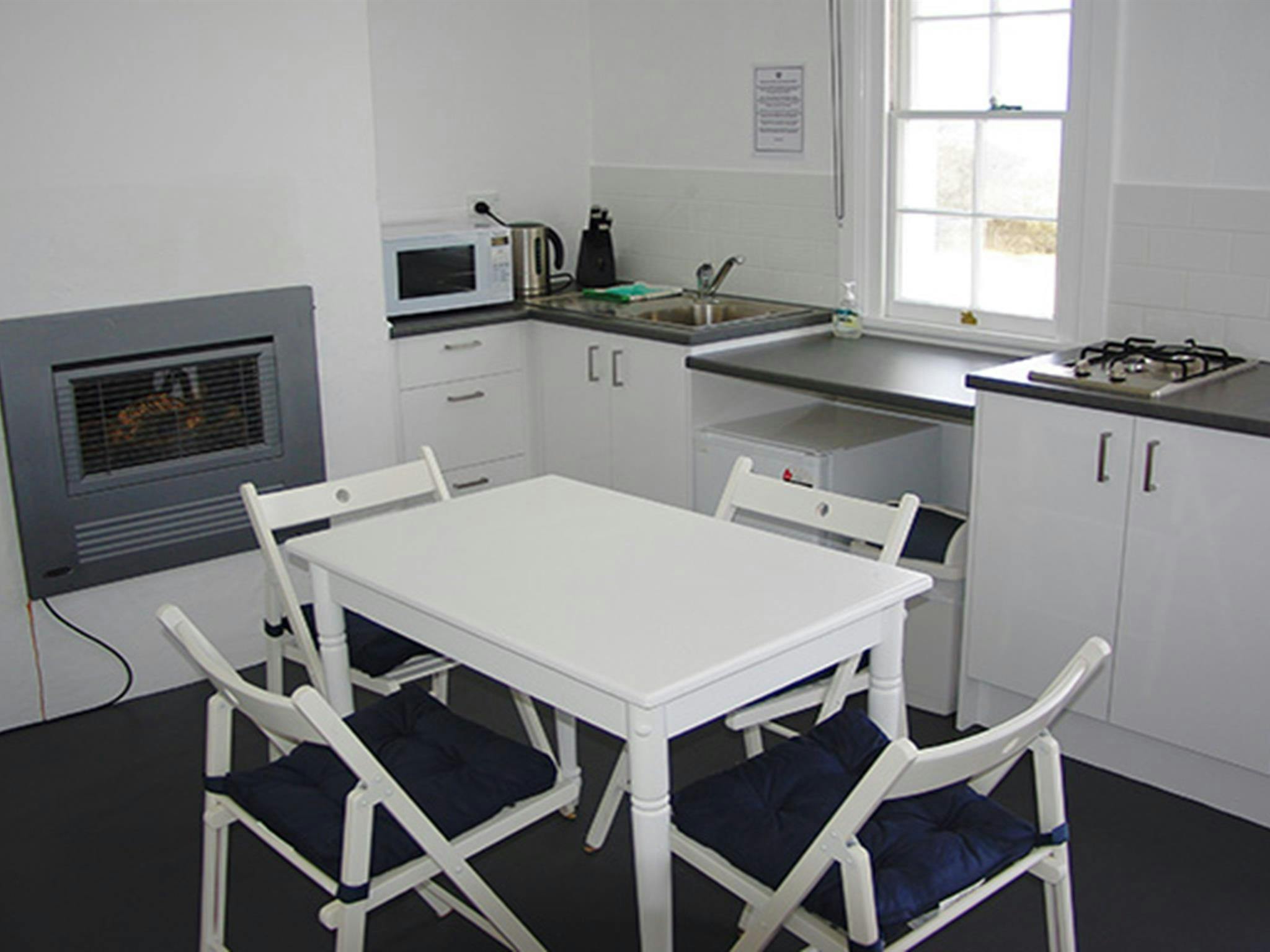 贝奥瓦国家公园电报站青年旅舍内的简易厨房。照片：Gary Mullinger/OEH