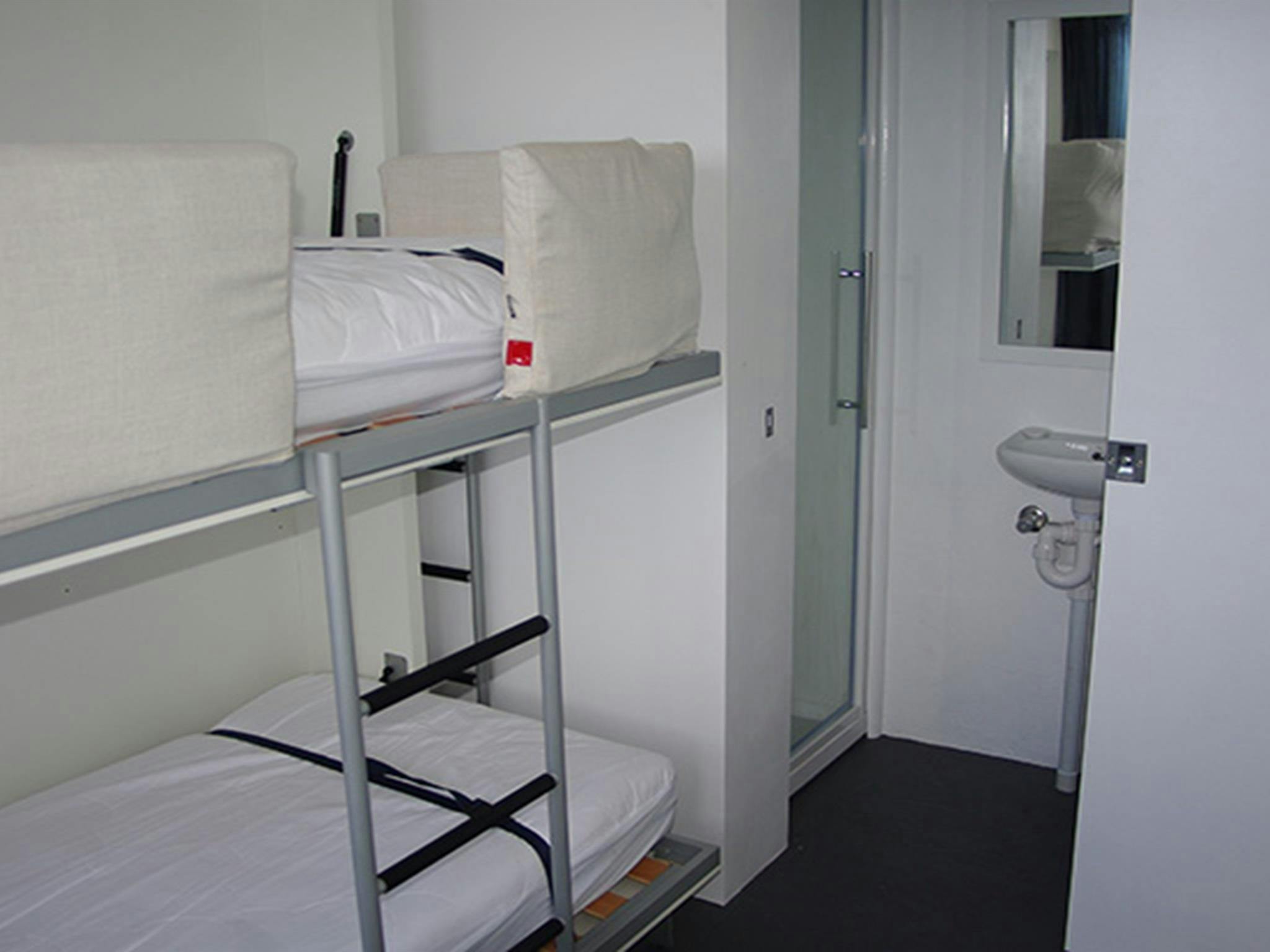 贝奥瓦国家公园电报站青年旅舍的卧室和浴室。照片：Gary Mullinger/OEH