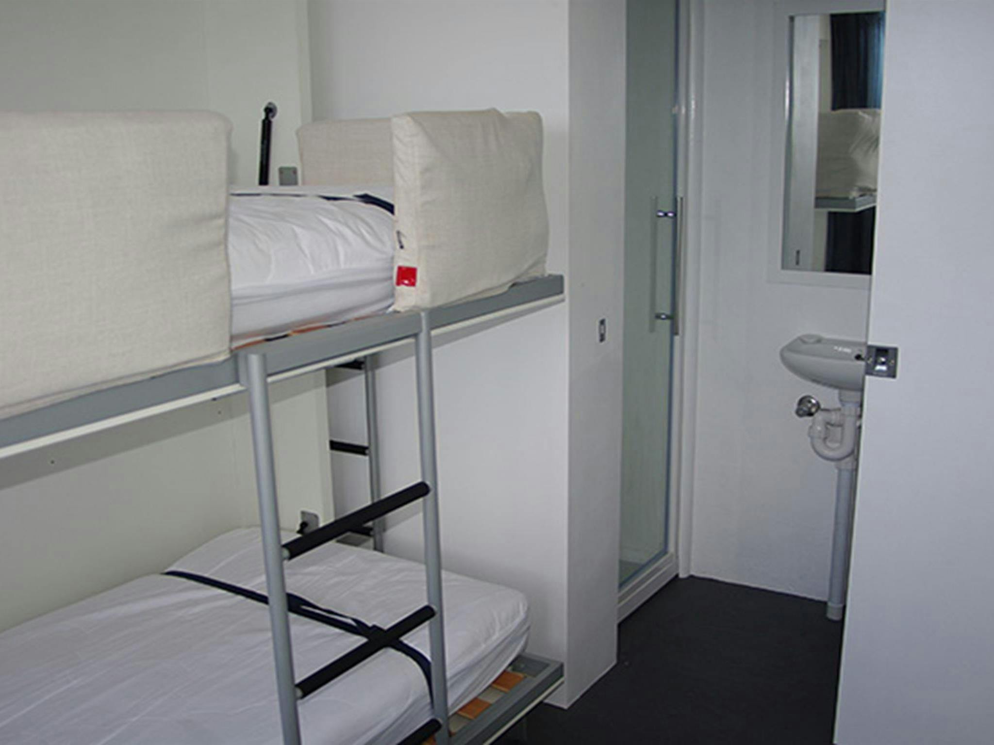 베오와 국립공원 텔레그래프 스테이션 벙크하우스의 침실과 욕실. 사진: 게리 멀린저/OEH