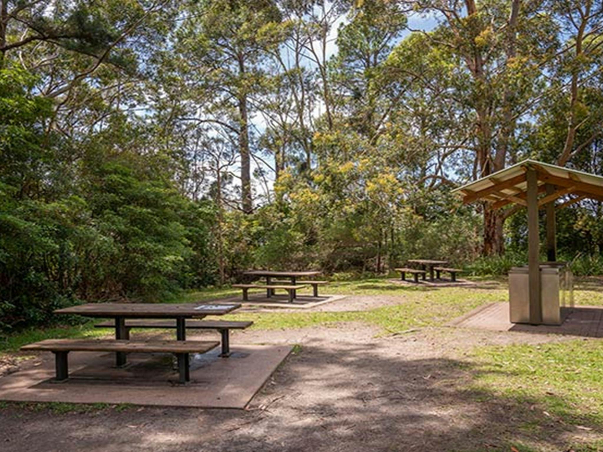Grillmöglichkeiten und Picknicktische am Greenfield Beach im Jervis Bay Nationalpark. Bildnachweis: