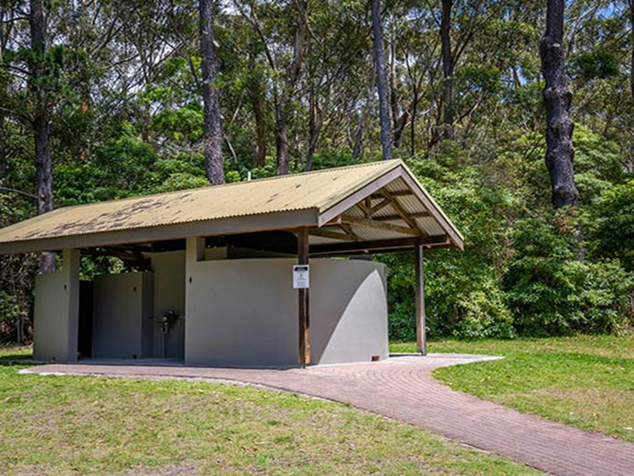 Blick auf die Sanitäranlagen im Picknickbereich Greenfield Beach. Foto: John Spencer © DPIE