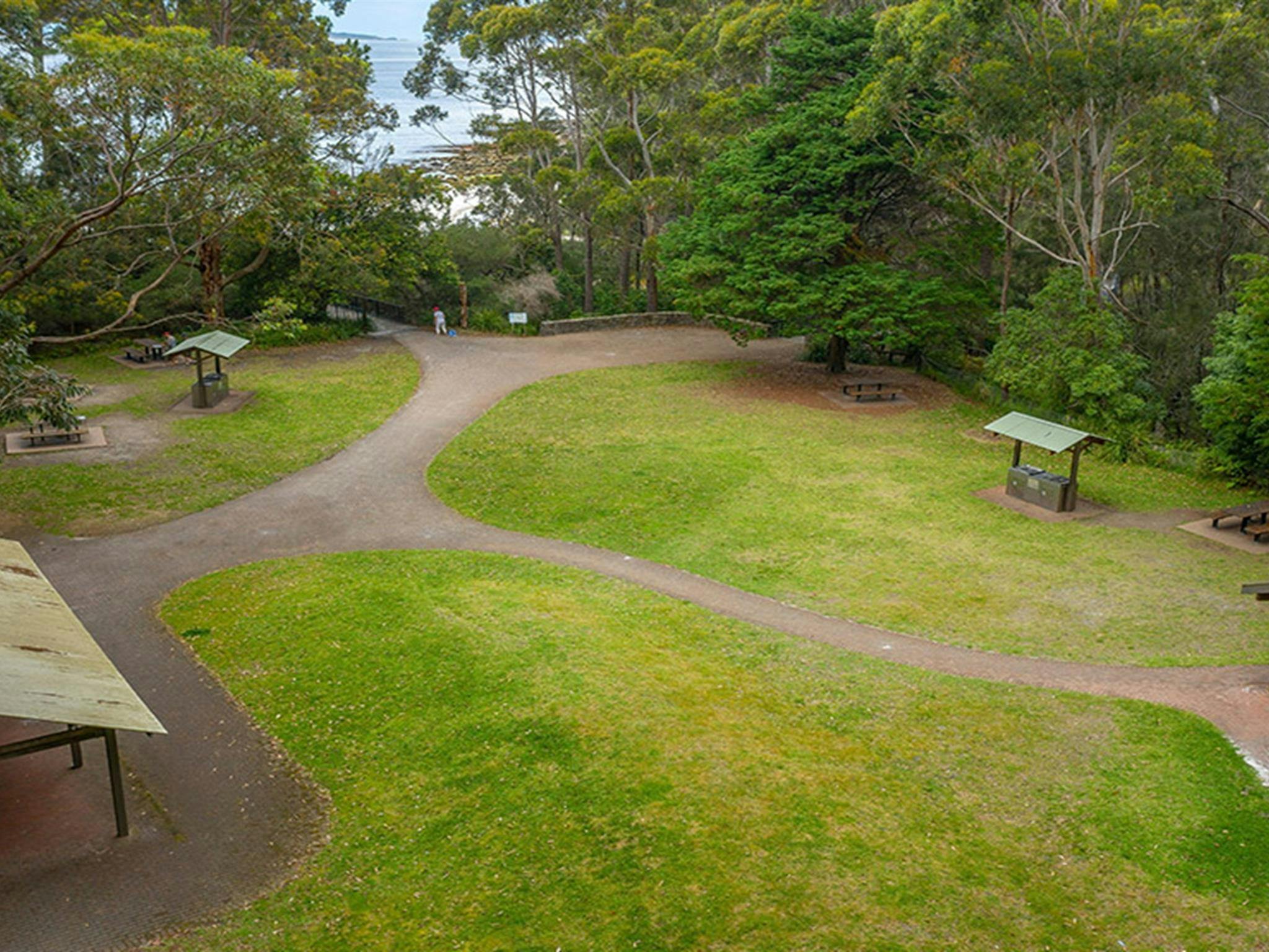 格林菲尔德海滩野餐区草坪和遮阳棚的鸟瞰图。照片来源：约翰