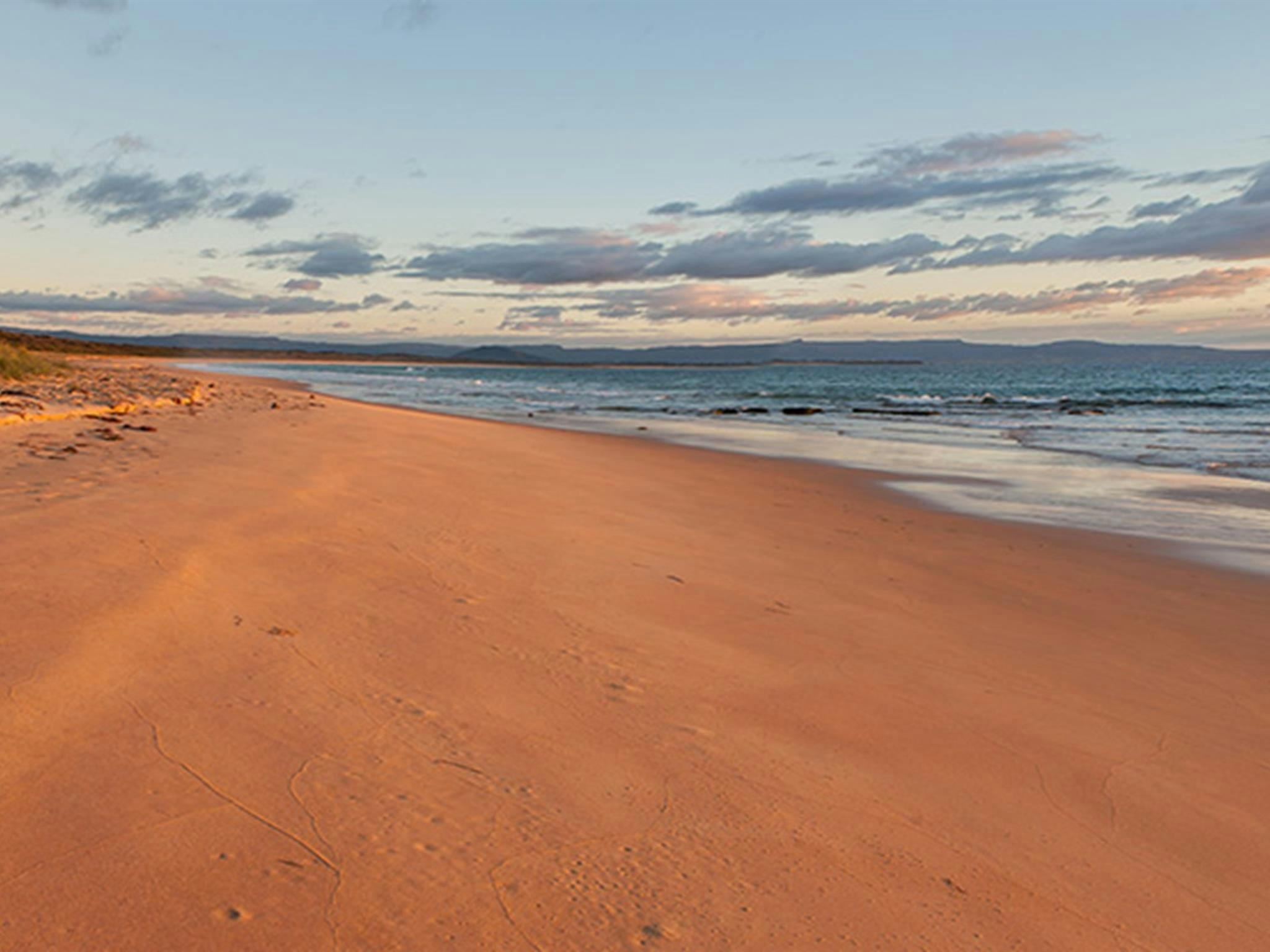 Küstenlinie von Hammerhead Point bei Sonnenuntergang, Jervis Bay Nationalpark. Foto: Michael Van Ewijk