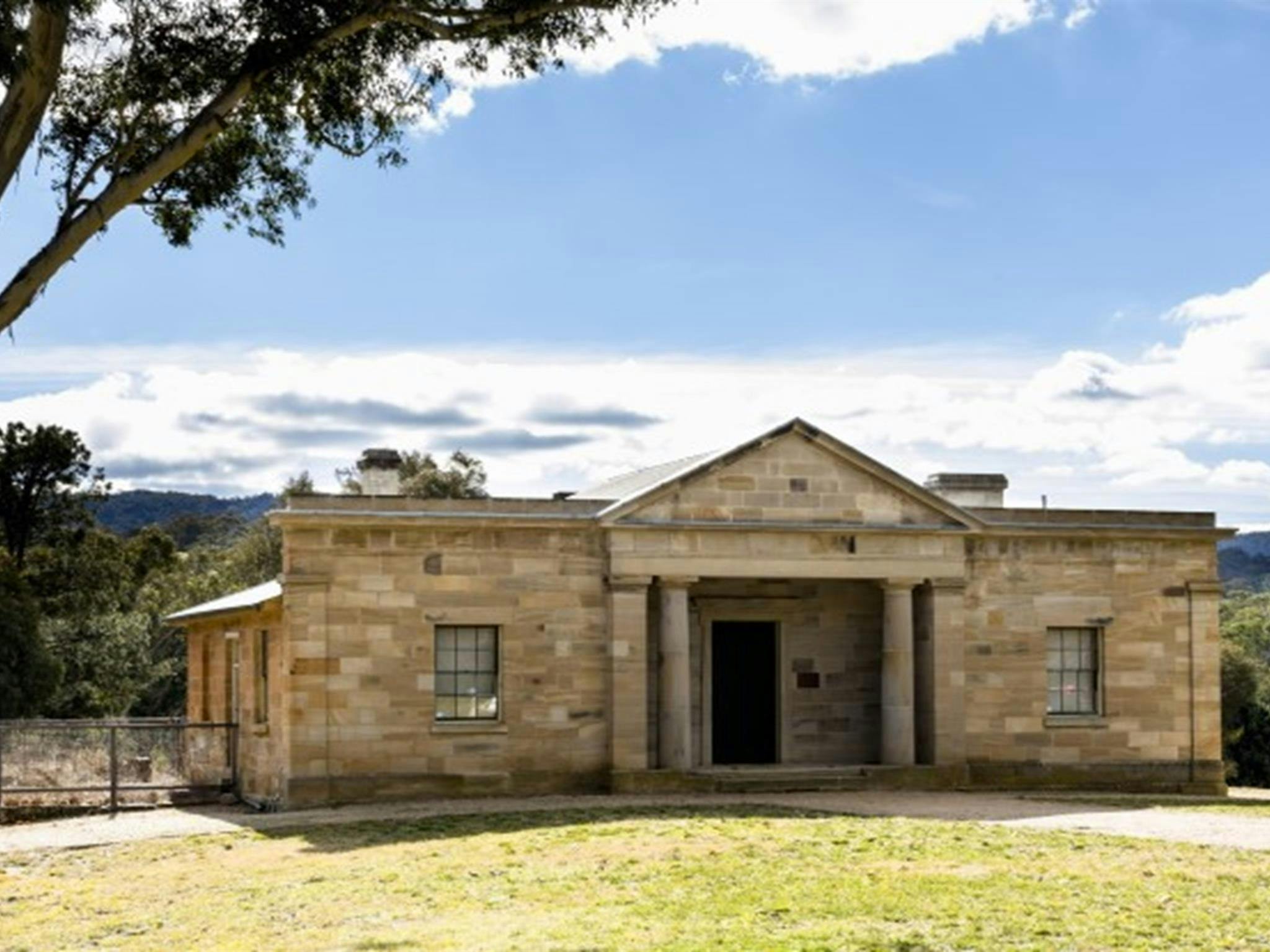 Die Außenansicht des Gerichtsgebäudes von Hartley, eingerahmt von Bäumen im historischen Gelände von Hartley. Foto: Jennifer Leahy