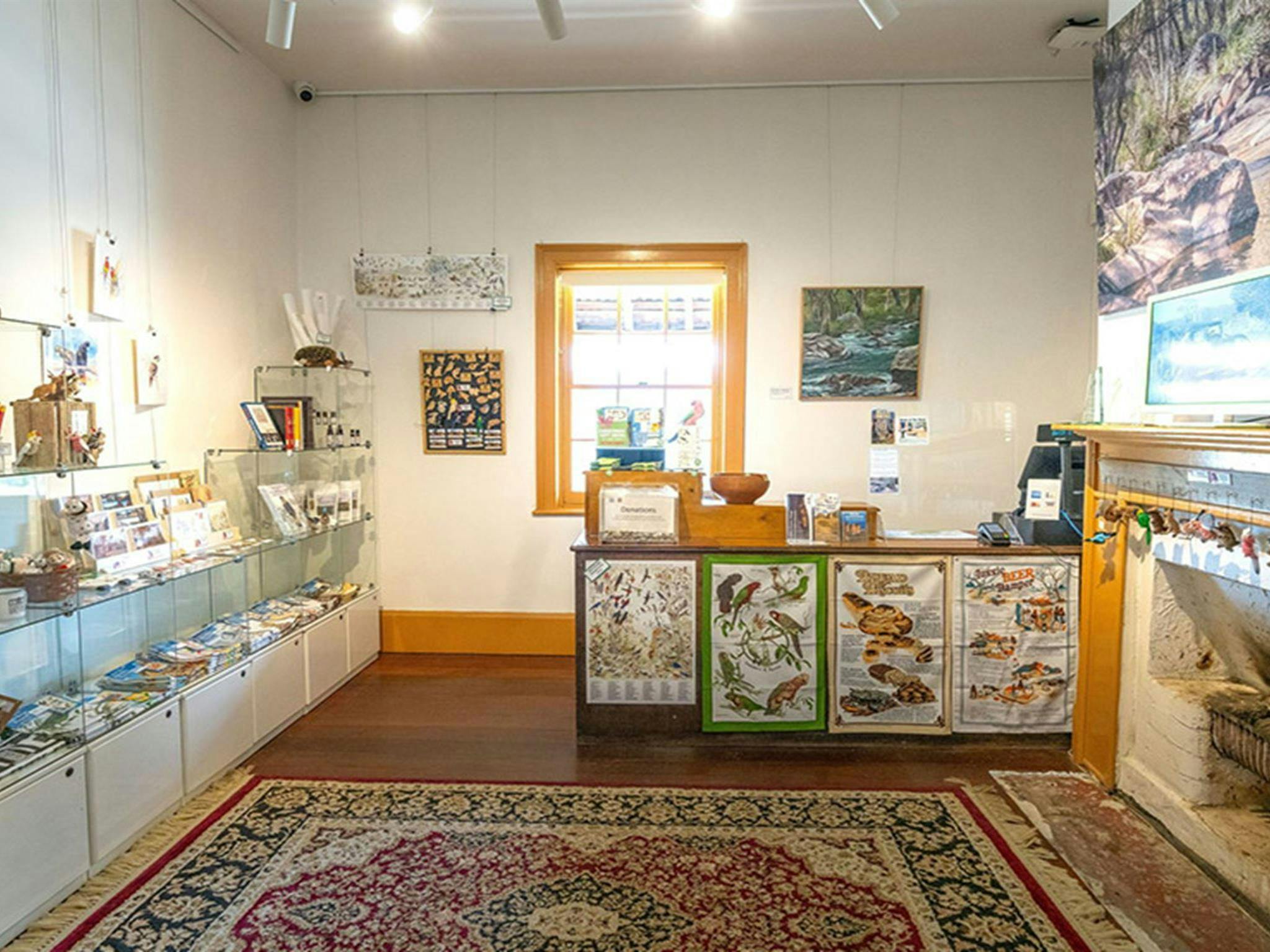 哈特利歷史遺址遊客中心內展示販售的紀念品。圖片來源：約翰‧史賓塞