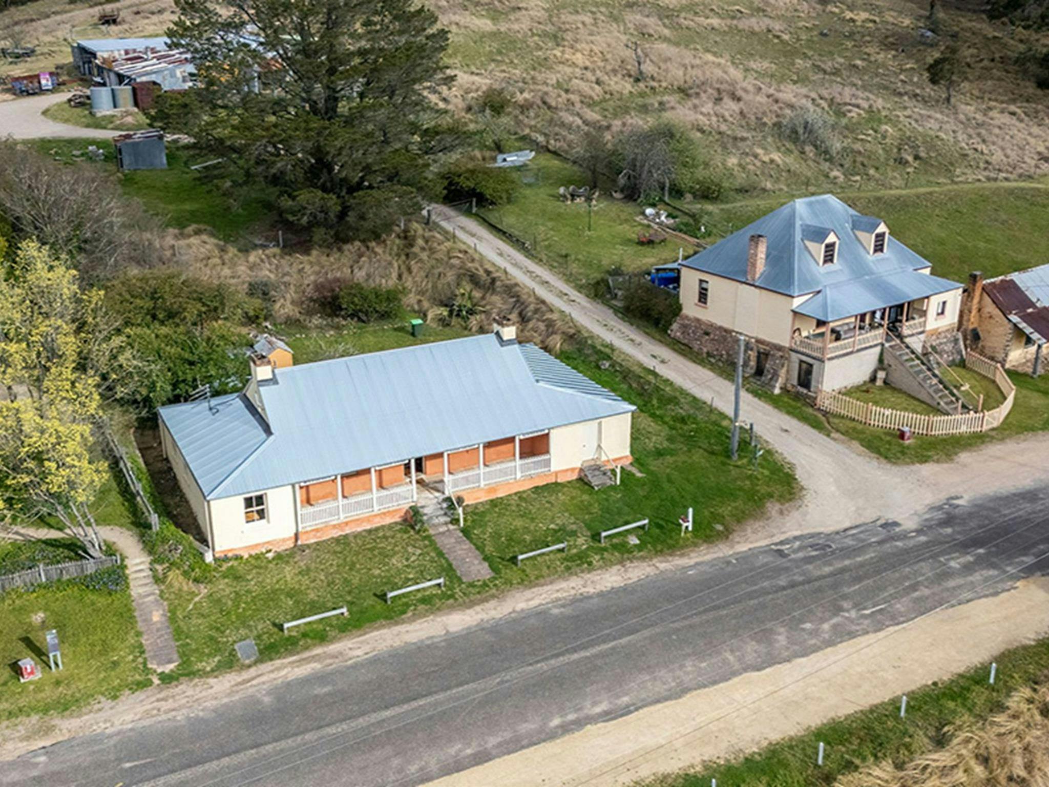 哈特利歷史遺址遊客中心及週邊建築的空拍照片。圖片來源：約翰