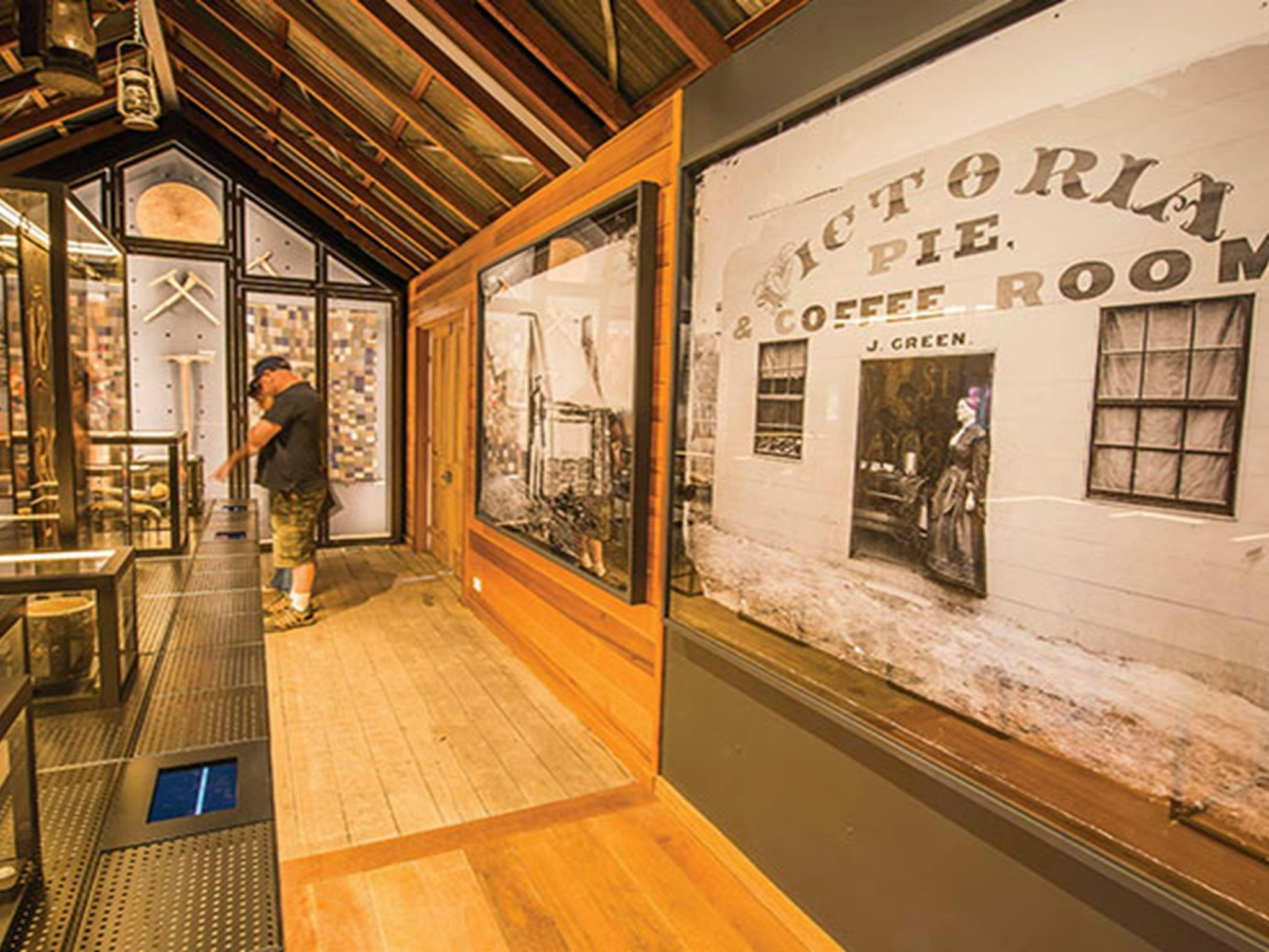 Ein Besucher betrachtet Ausstellungsstücke im Hill End Heritage Centre. Foto: John Spencer/OEH.