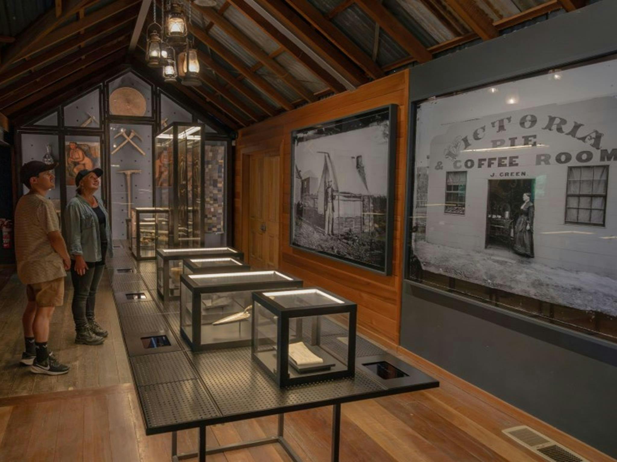 希尔恩德遗产中心的历史展览让人们得以一窥这座小镇辉煌的淘金热时期。