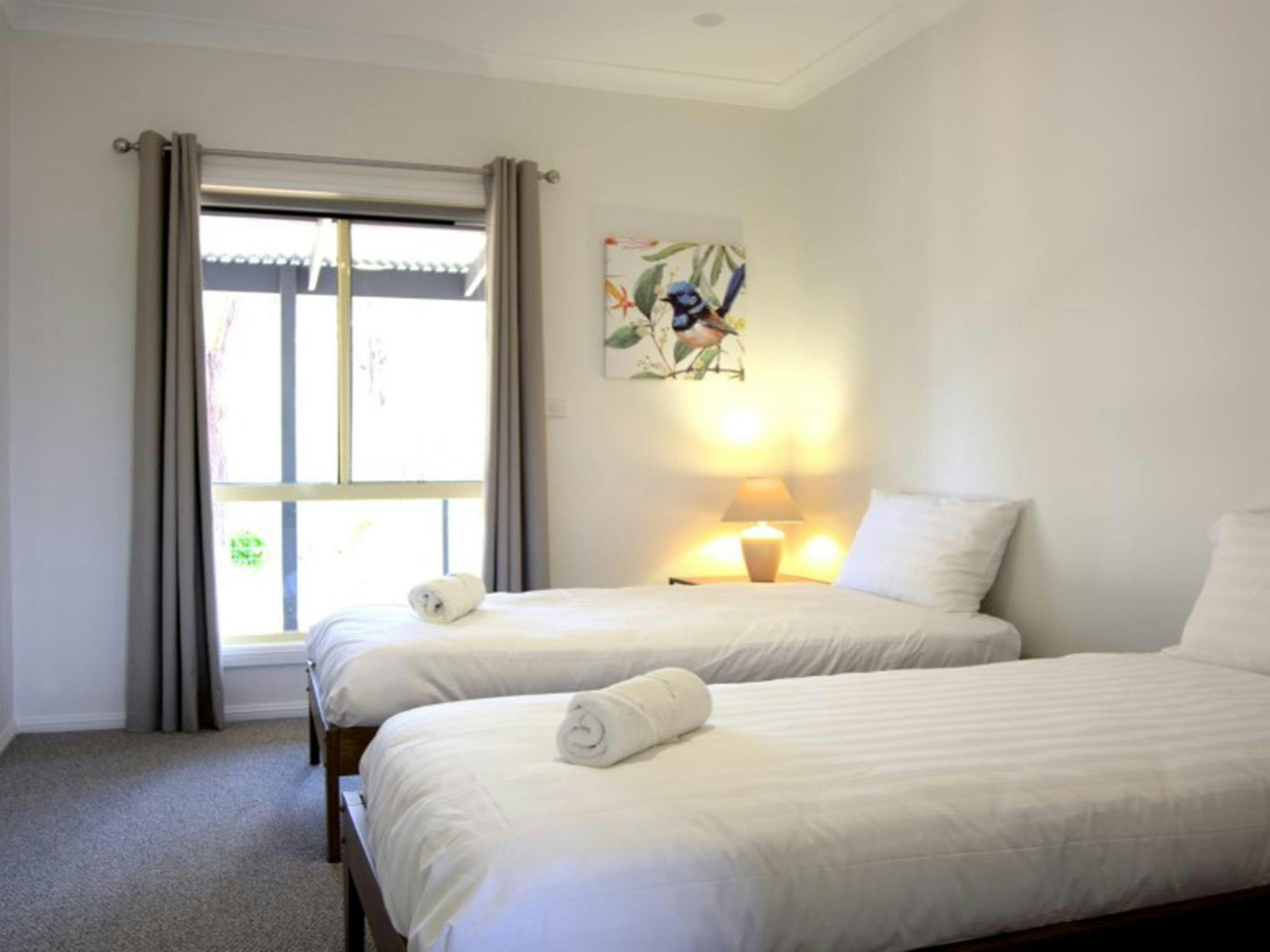 Ein Schlafzimmer mit zwei Einzelbetten im Honeyeater Homestead im Capertee-Nationalpark. Foto: Steve Garland