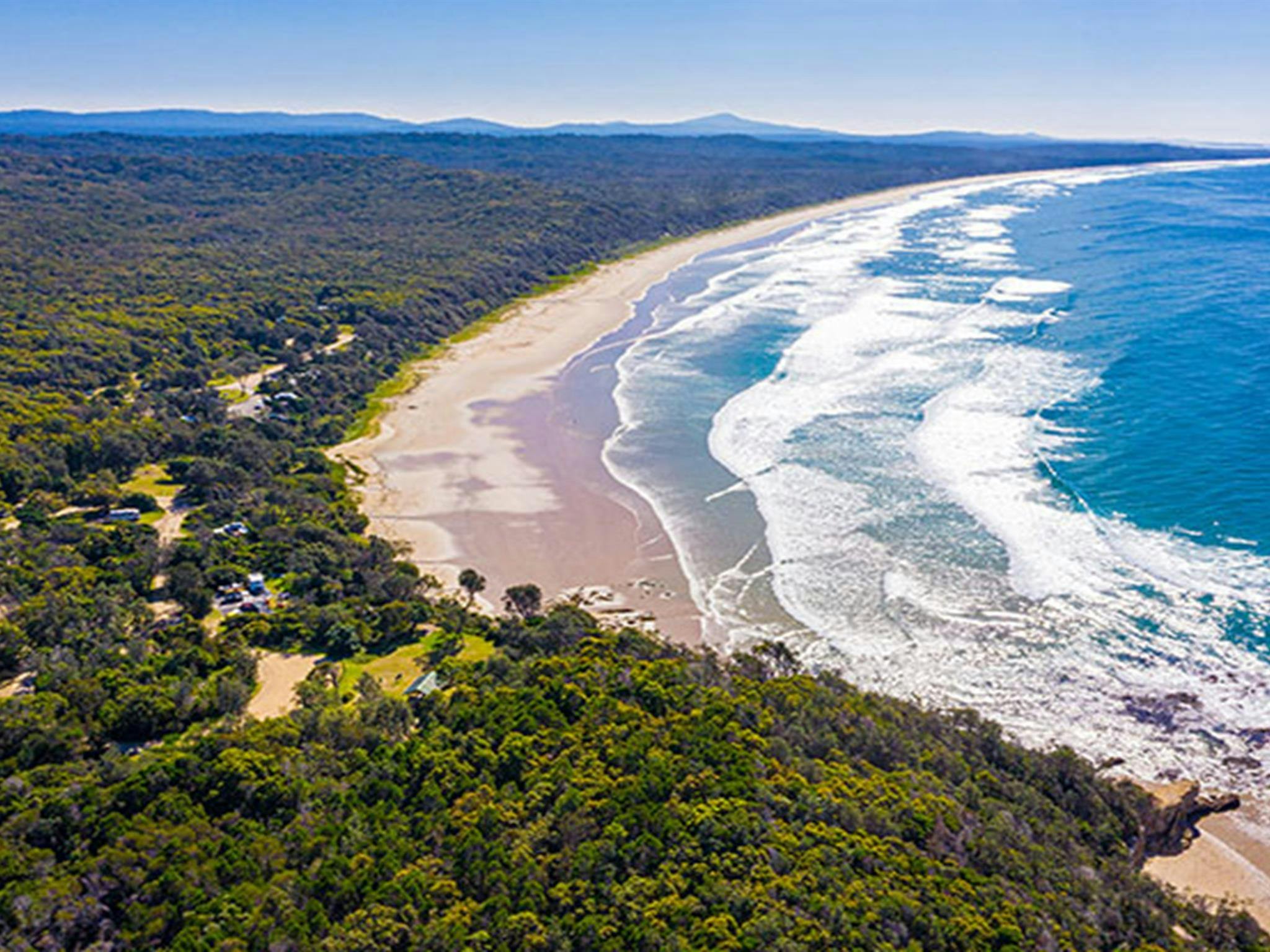 Luftaufnahme des Campingplatzes Illaroo und des Gruppen-Campingbereichs im Yuraygir-Nationalpark. Foto: Jessica